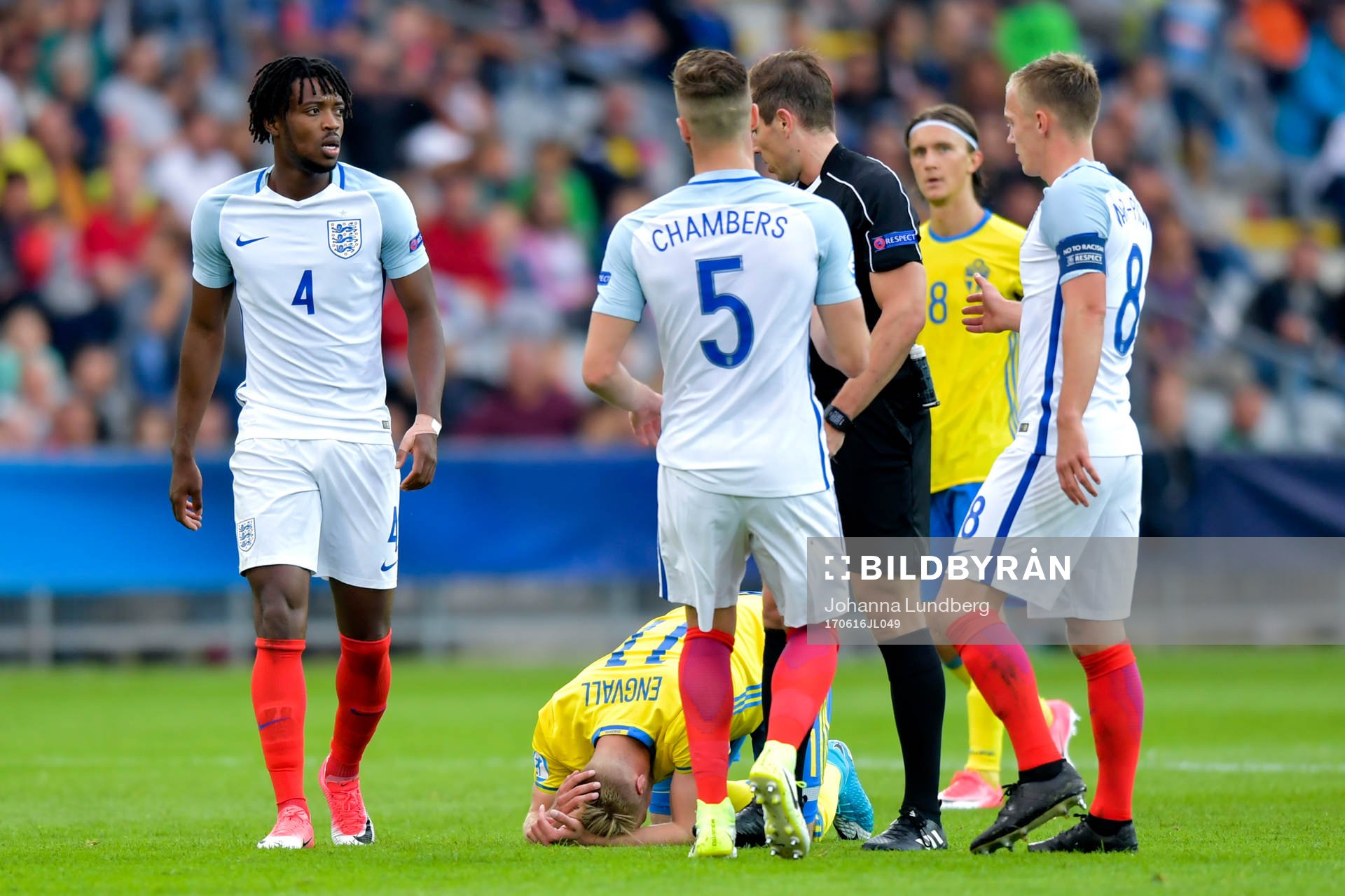 Sveriges Gustav Engvall tar sig för huvudet efter en duell under fotbollsmatchen i U21-EM mellan Sverige och England den 16 juni 2017 i Kielce.