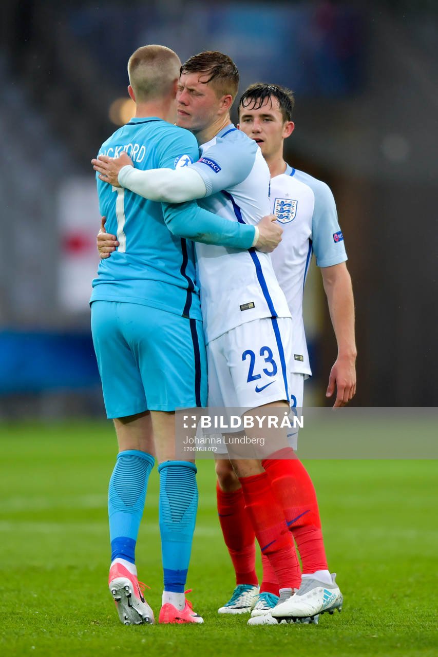 Englands målvakt Jordan Pickford och Alfie Mawson kramas