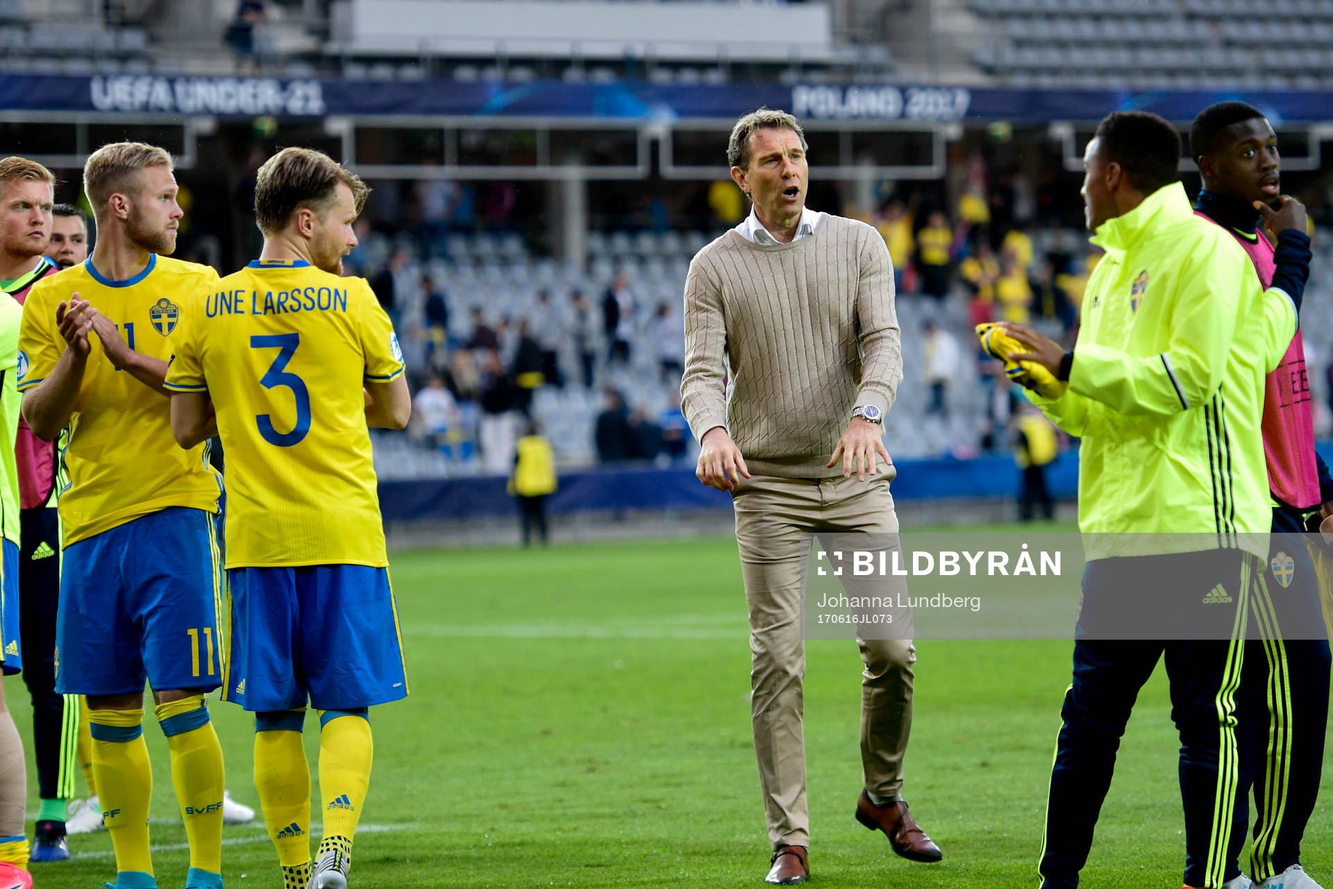 Sveriges förbundskapten Håkan Ericson tackar publiken efter fotbollsmatchen i U21-EM mellan Sverige och England den 16 juni 2017 i Kielce.