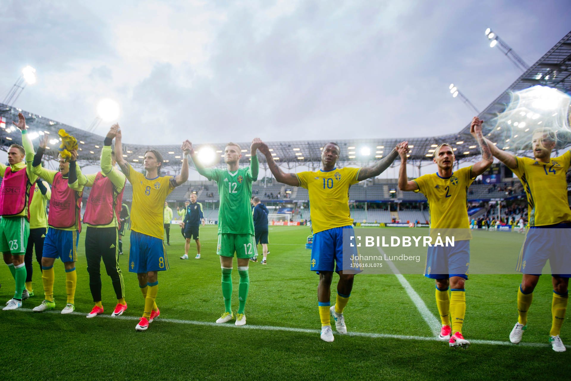 Sveriges Kristoffer Olsson, målvakt Anton Cajtoft, Carlos