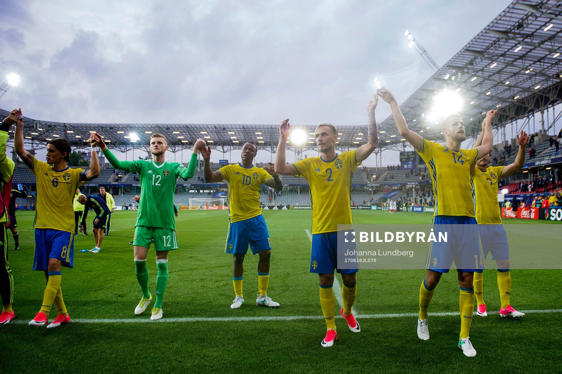 Sveriges Kristoffer Olsson, målvakt Anton Cajtoft, Carlos Strandberg, Linus Wahlqvist och Filip Dagerstål jublar med publiken efter fotbollsmatchen i U21-EM mellan Sverige och England den 16 juni 2017 i Kielce.