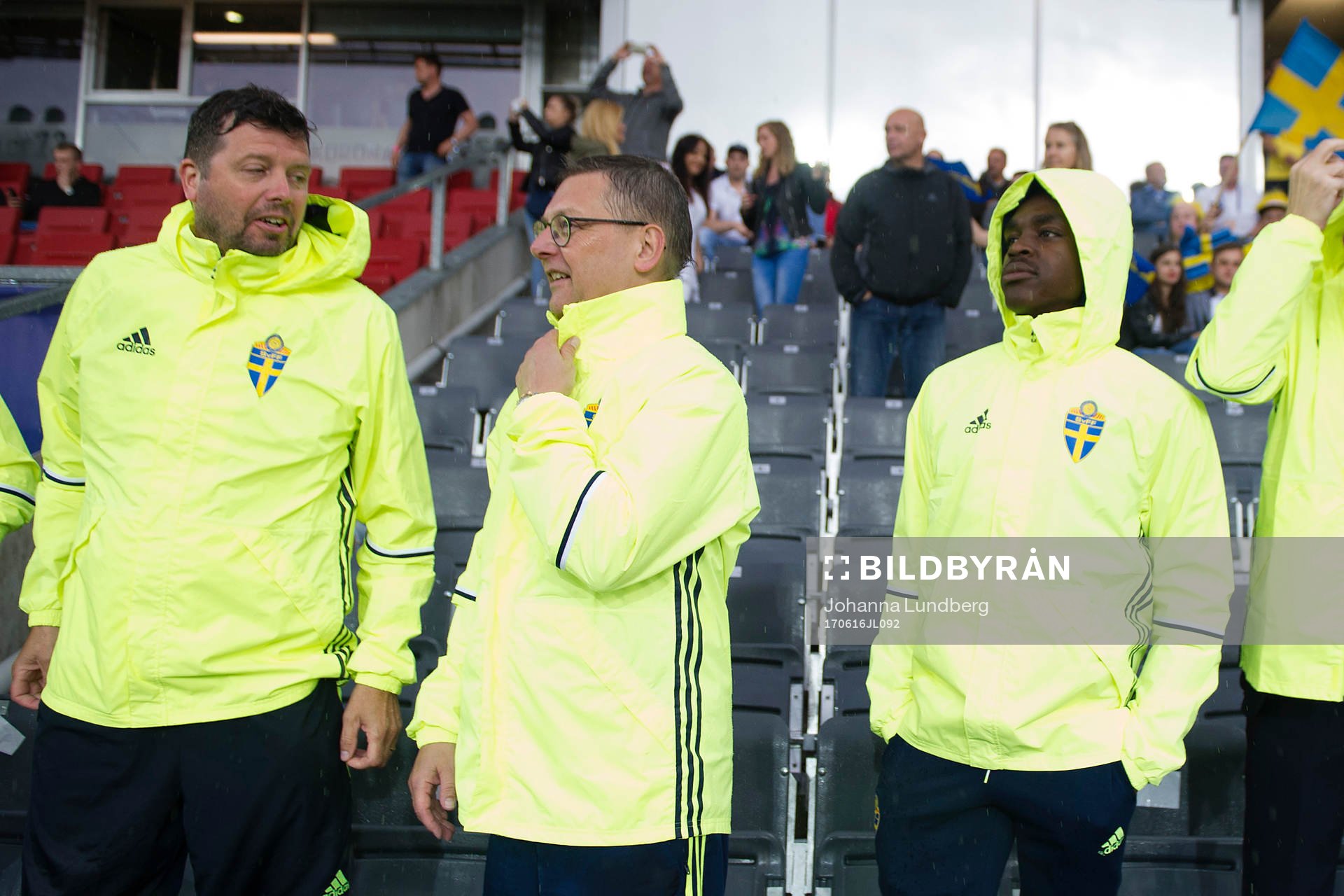 Sveriges Joel Asoro på bänken då han är avstängd