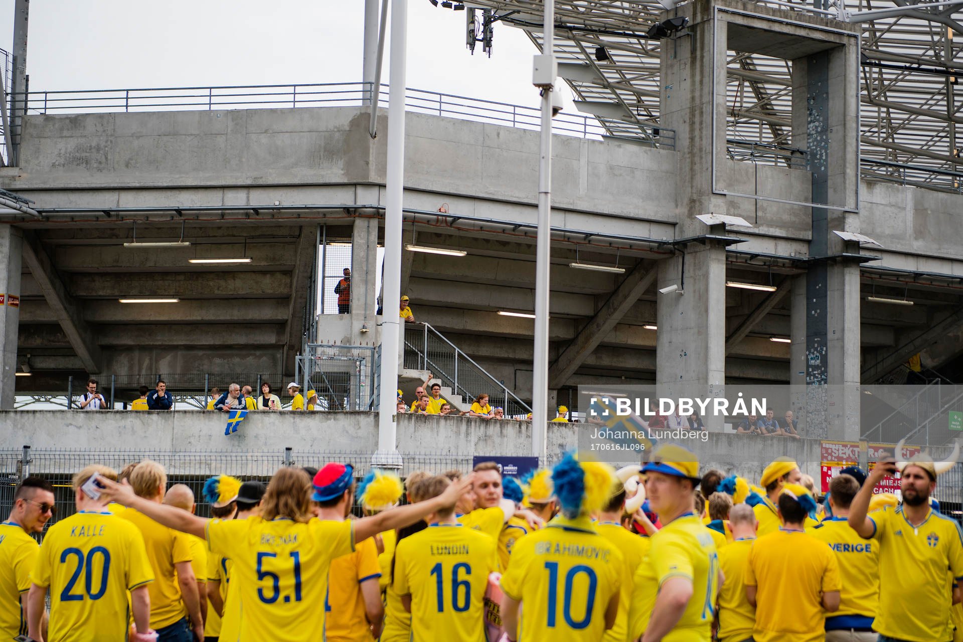Svenska supportrar utanför Arena Kielce