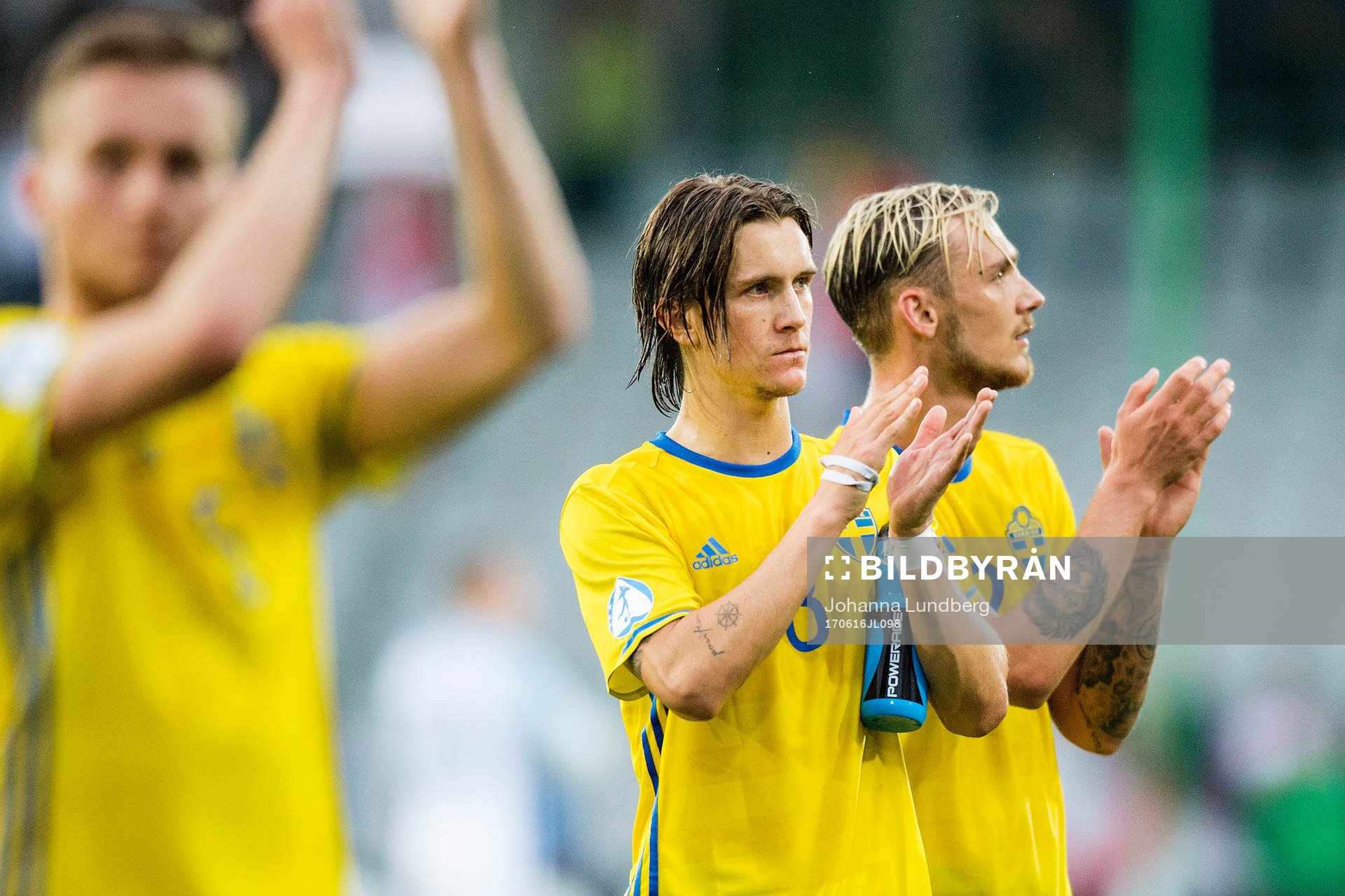Sveriges Kristoffer Olsson och Linus Wahlqvist tackar publiken efter fotbollsmatchen i U21-EM mellan Sverige och England den 16 juni 2017 i Kielce.