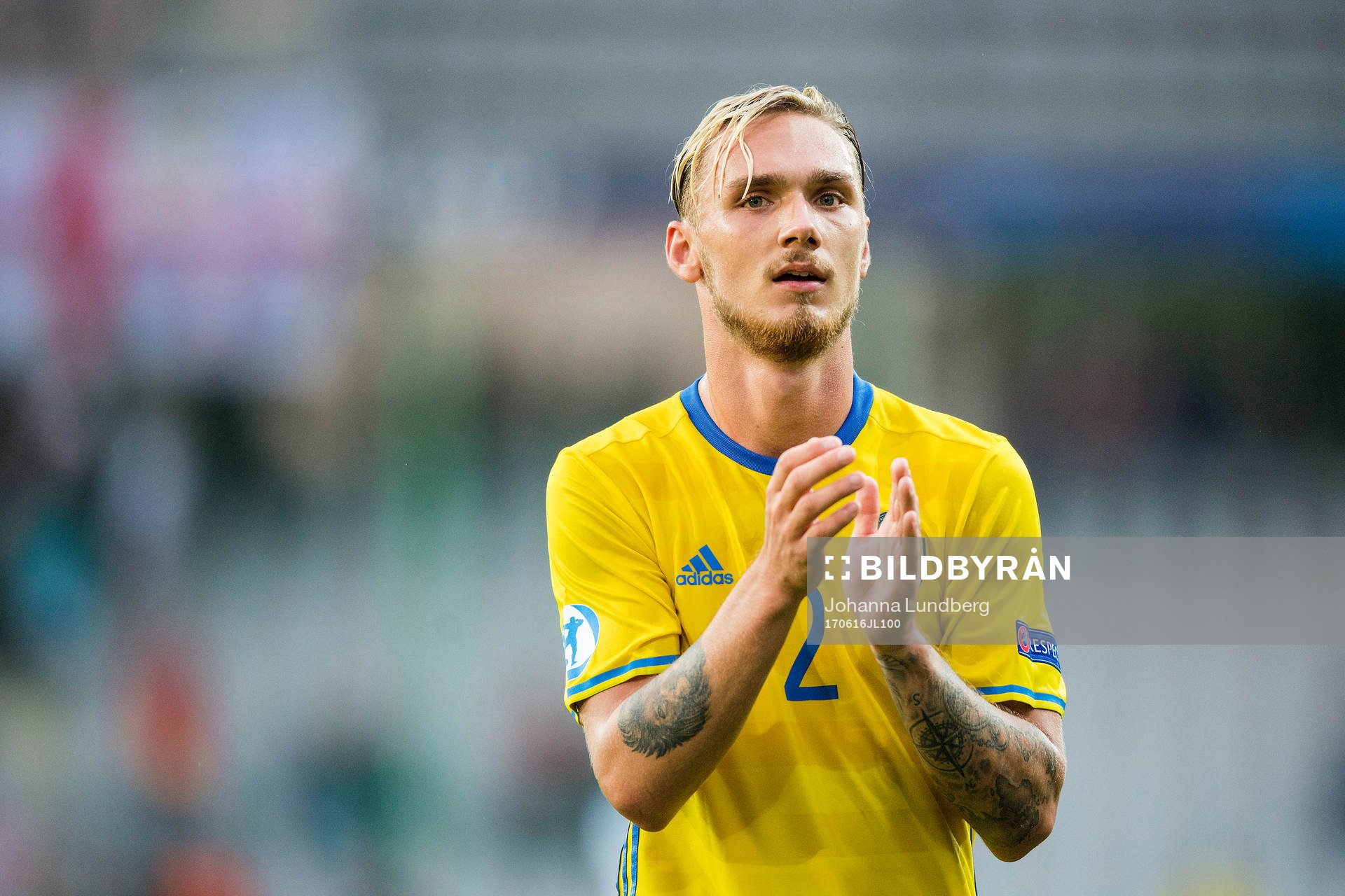 Sveriges Linus Wahlqvist tackar publiken efter  fotbollsmatchen i U21-EM mellan Sverige och England den 16 juni 2017 i Kielce.