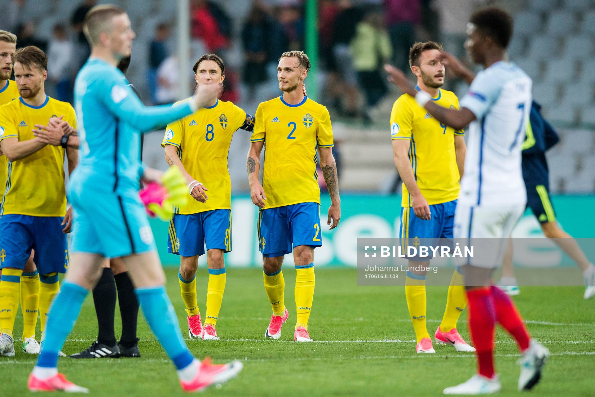 Sveriges Kristoffer Olsson och Linus Wahlqvist bakom Englands målvakt Jordan Pickford och Demarai Gray under fotbollsmatchen i U21-EM mellan Sverige och England den 16 juni 2017 i Kielce.