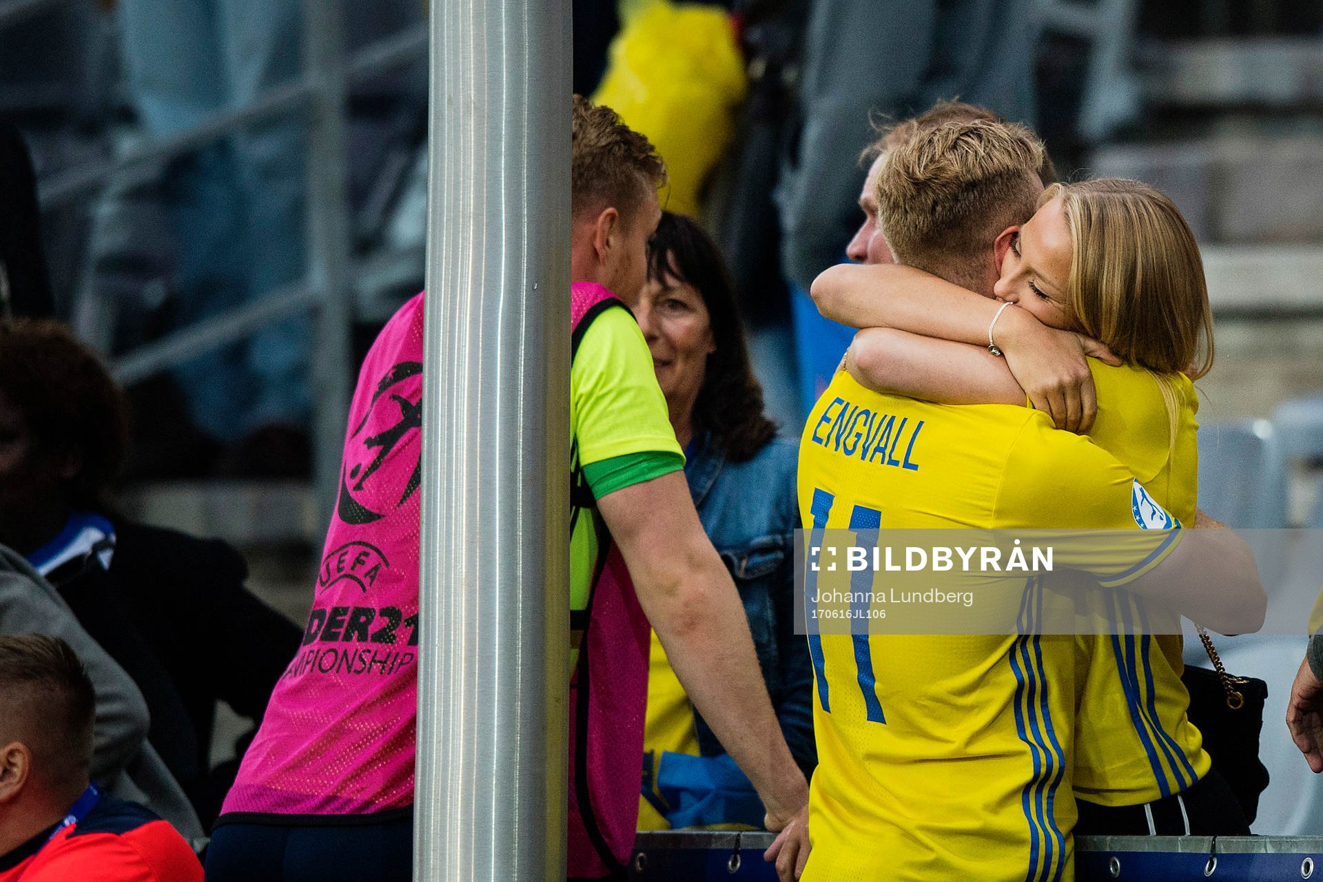 Sveriges Gustav Engvall kramar om sin flickvän efter fotbollsmatchen i U21-EM mellan Sverige och England den 16 juni 2017 i Kielce.