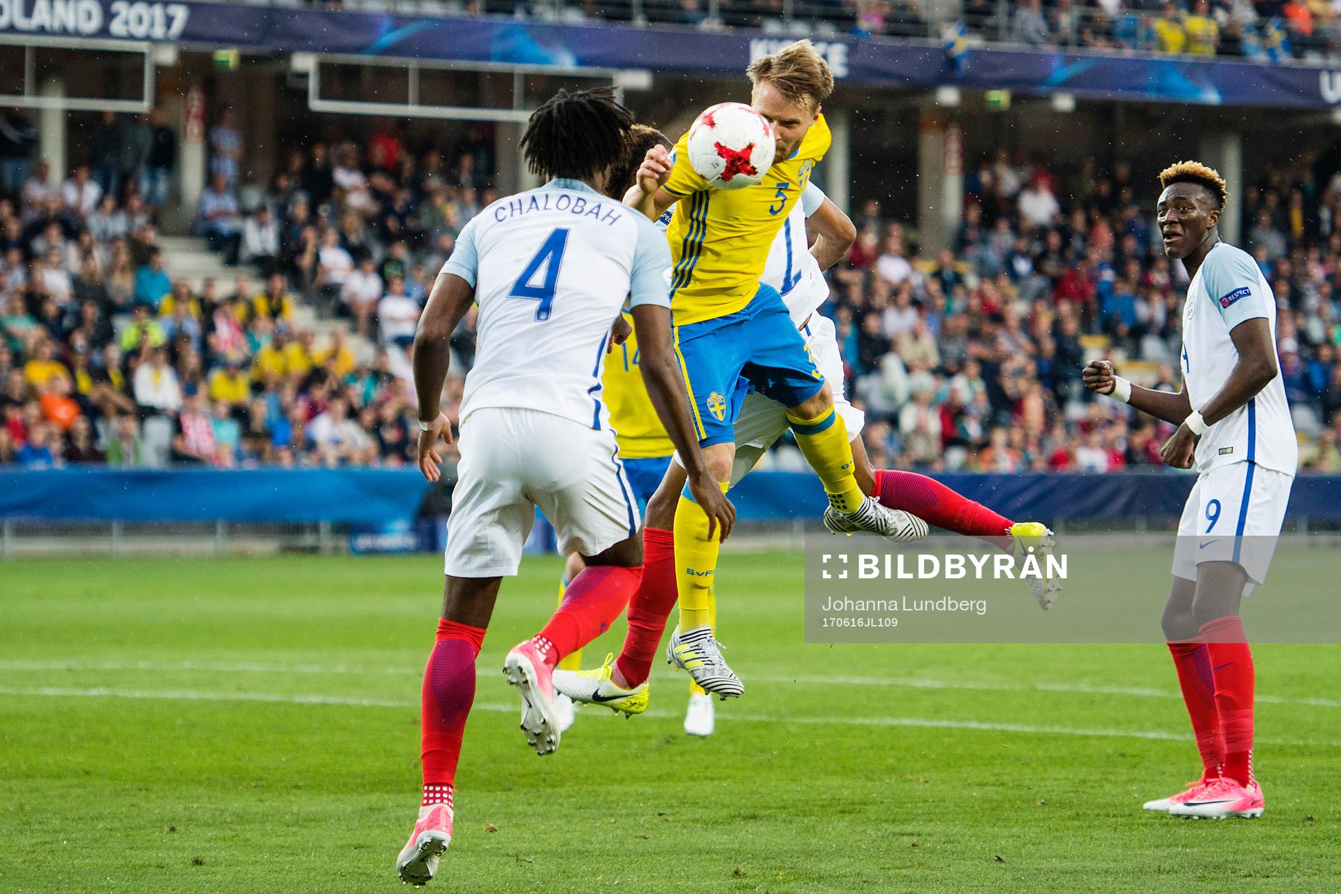 Sveriges Jacob Une Larsson mot Englands Nathaniel Chalobah