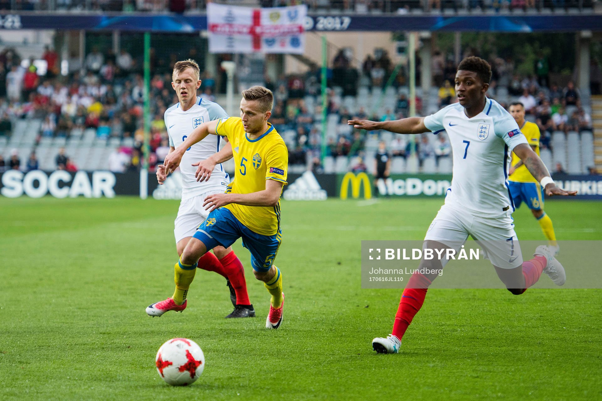 Sveriges Adam Lundqvist och Englands Demarai Gray