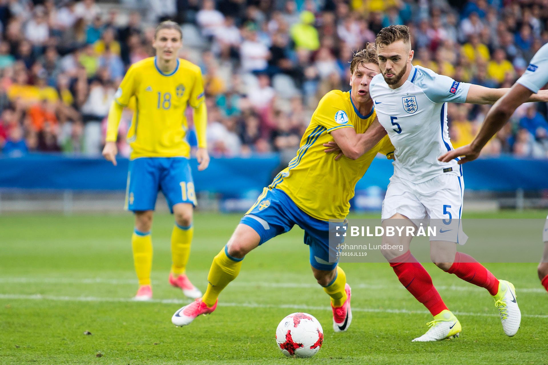 Sveriges Alexander Fransson och Englands Calum Chambers