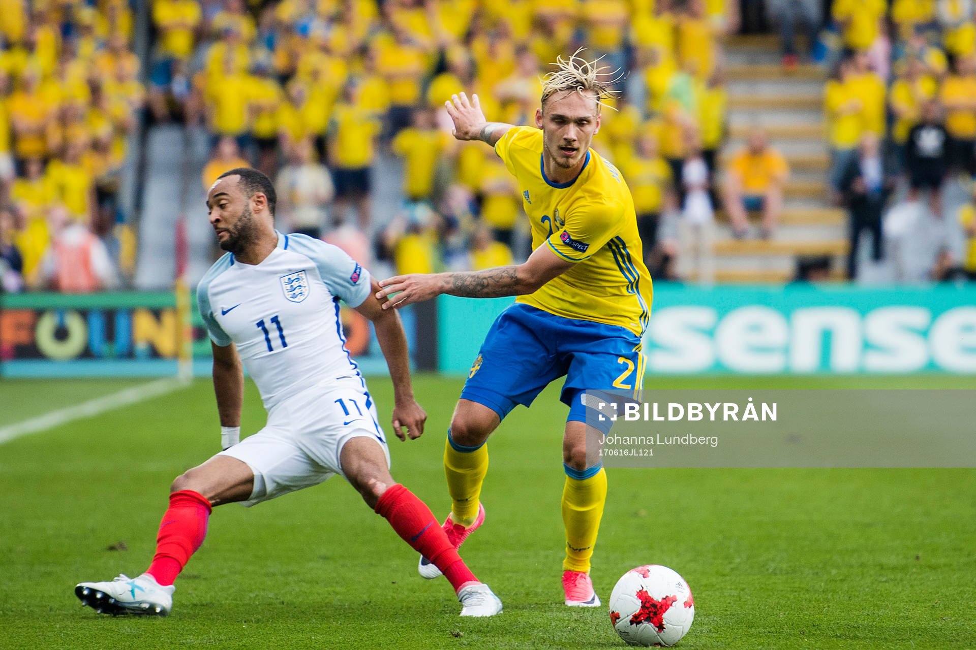 Englands Nathan Redmond och Sveriges Linus Wahlqvist