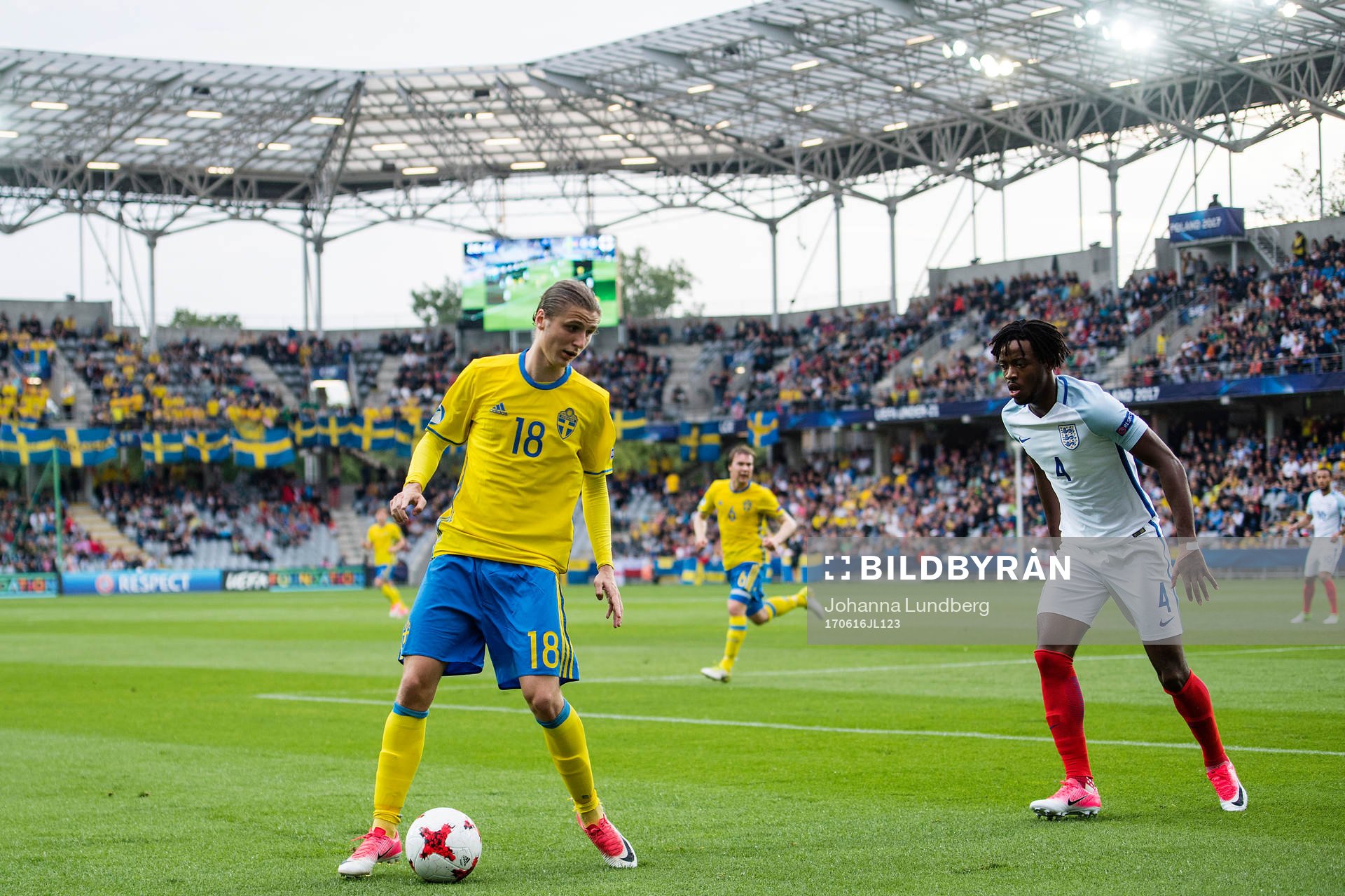Sveriges Pawel Cibicki och Englands Nathaniel Chalobah under fotbollsmatchen i U21-EM mellan Sverige och England den 16 juni 2017 i Kielce.
