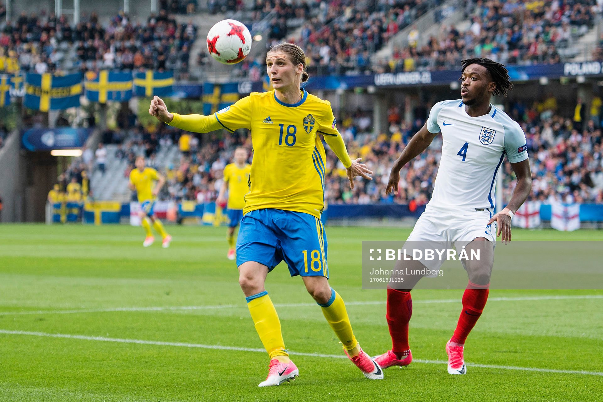 Sveriges Pawel Cibicki och Englands Nathaniel Chalobah