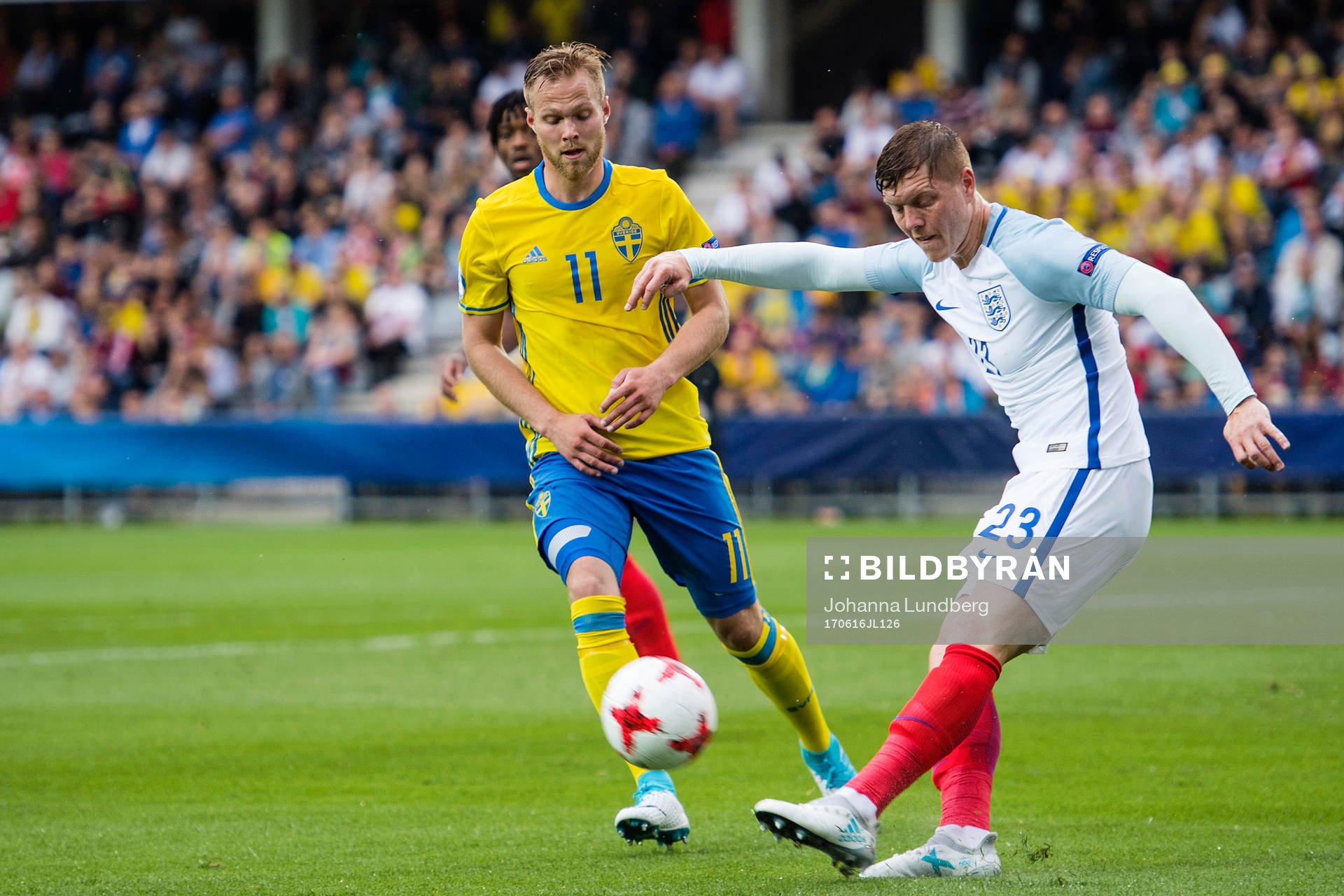 Sveriges Gustav Engvall mot Englands Alfie Mawson