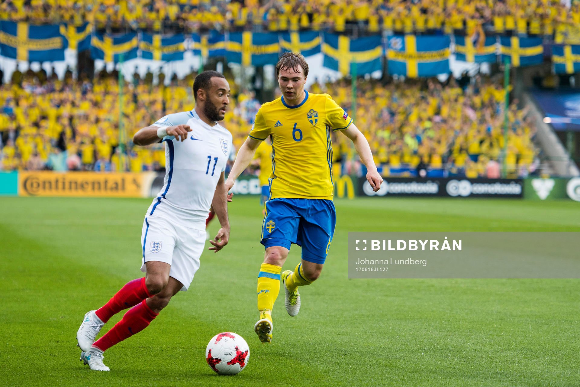 Englands Nathan Redmond och Sveriges Simon Tibbling