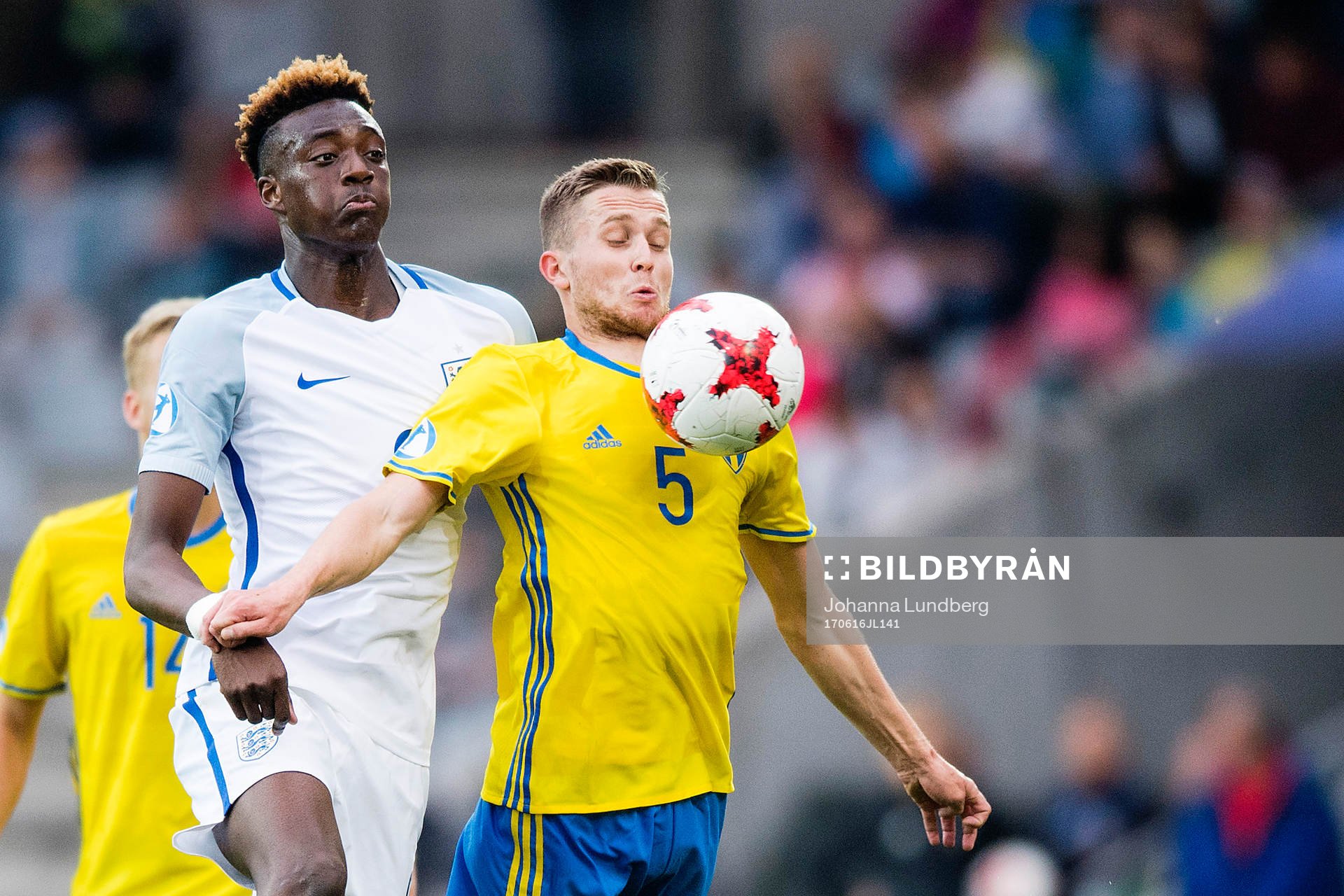 Englands Tammy Abraham och Sveriges Adam Lundqvist