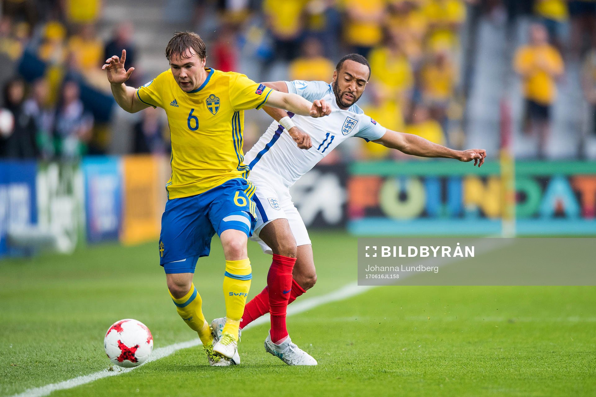 Sveriges Simon Tibbling och Englands Nathan Redmond under fotbollsmatchen i U21-EM mellan Sverige och England den 16 juni 2017 i Kielce.