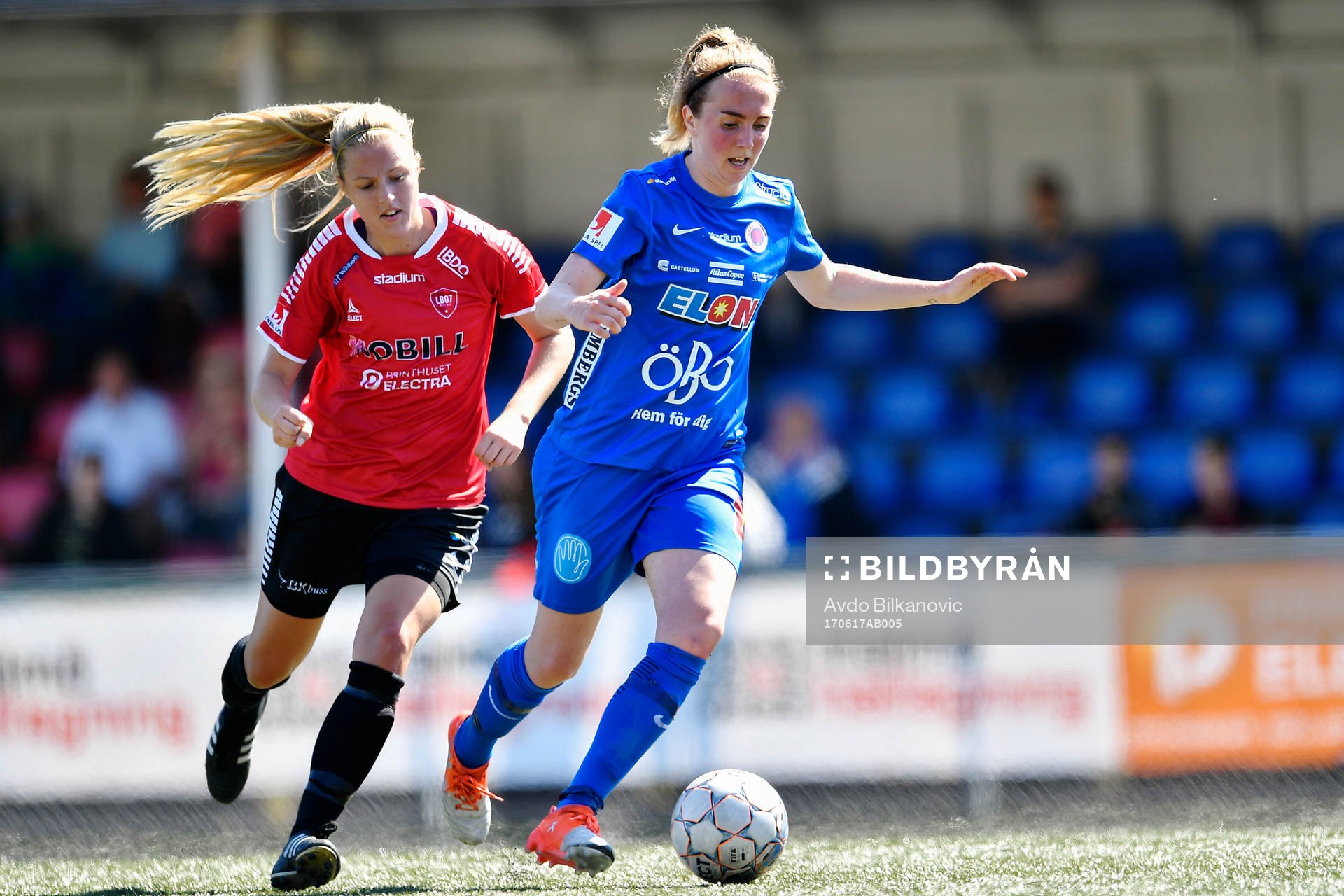 LB07s Michaela Johnsson jagar Örebros Marina Pettersson - Engström under fotbollsmatchen i Damallsvenskan mellan LB07 och Örebro den 17 juni 2017 i Malmö.