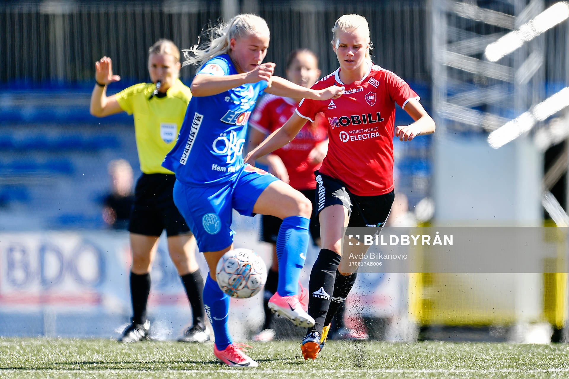 Örebros Julia Spetsmark och LB07s Nellie Lilja under fotbollsmatchen i Damallsvenskan mellan LB07 och Örebro den 17 juni 2017 i Malmö.