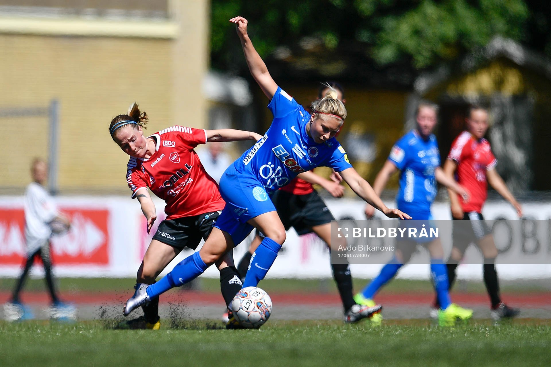 LB07s Simone Rydahl Jørgensen i närkamp med Örebros Sarah Michael under fotbollsmatchen i Damallsvenskan mellan LB07 och Örebro den 17 juni 2017 i Malmö.