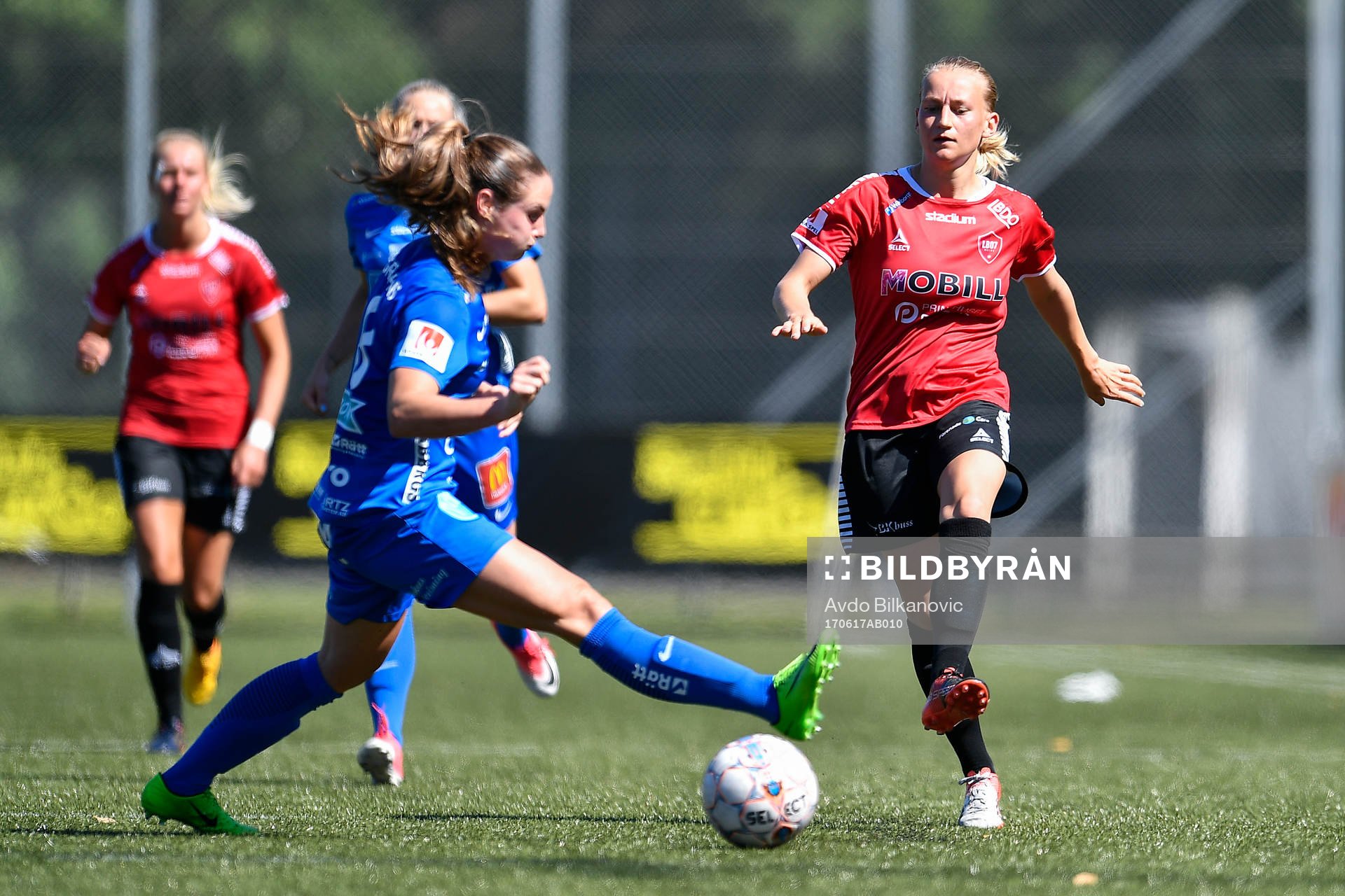 Örebros Hanne Gråhns försvarar mot LB07s Sofia