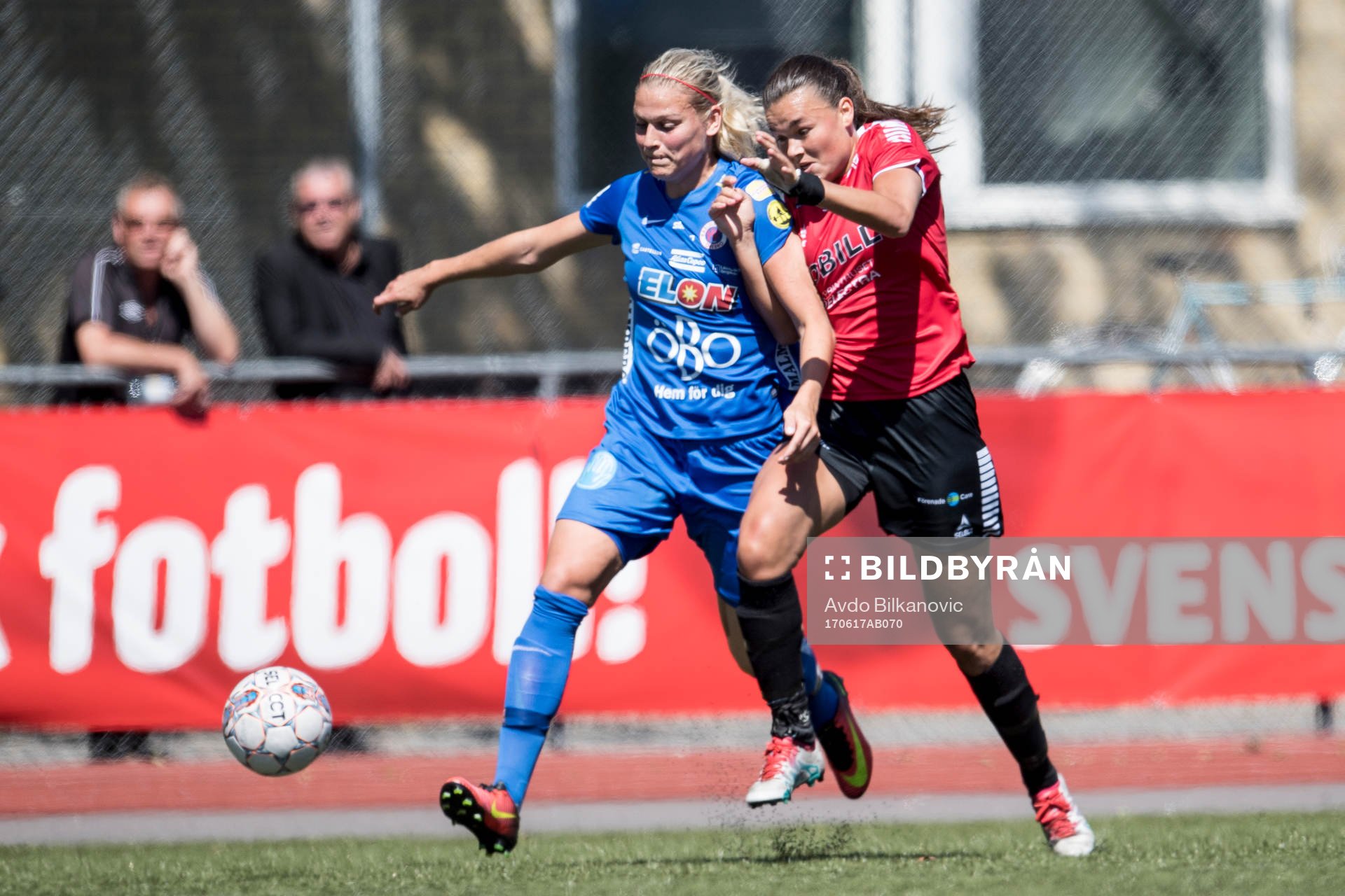 LB07s Anna Welin trycker till en av Örebros spelare