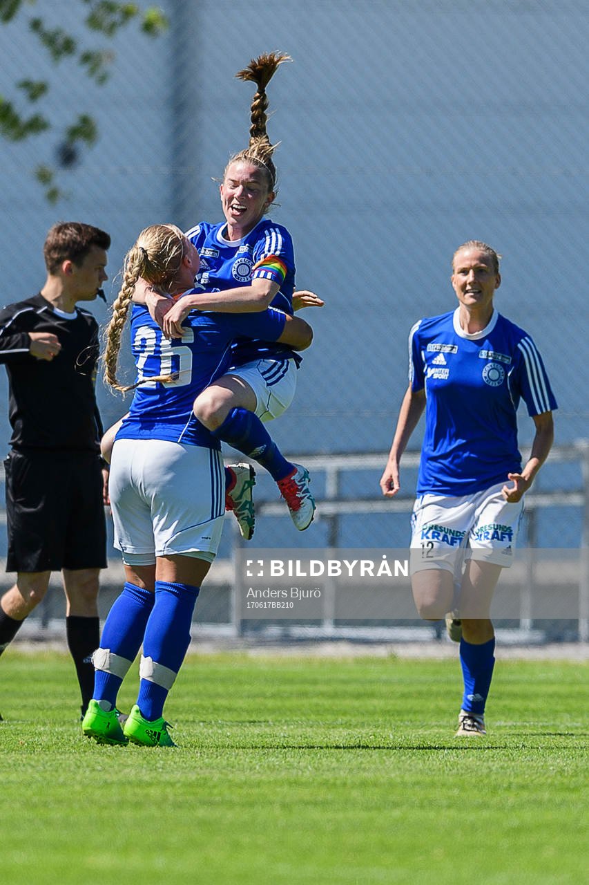 Stattenas spelare jublar efter 1-1 av Stephanie Petersson under fotbollsmatchen i damernas division 1 Södra Götaland mellan Stattena och Eskilsminne den 17 juni 2017 i Helsingborg.