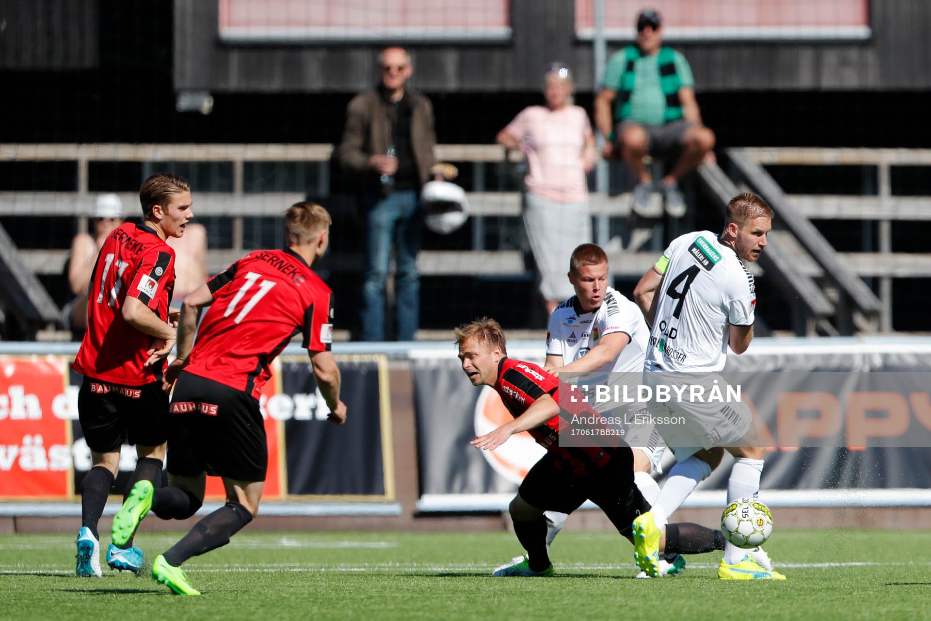 Brommapojkarnas Tim Söderström i kamp om bollen med GAIS