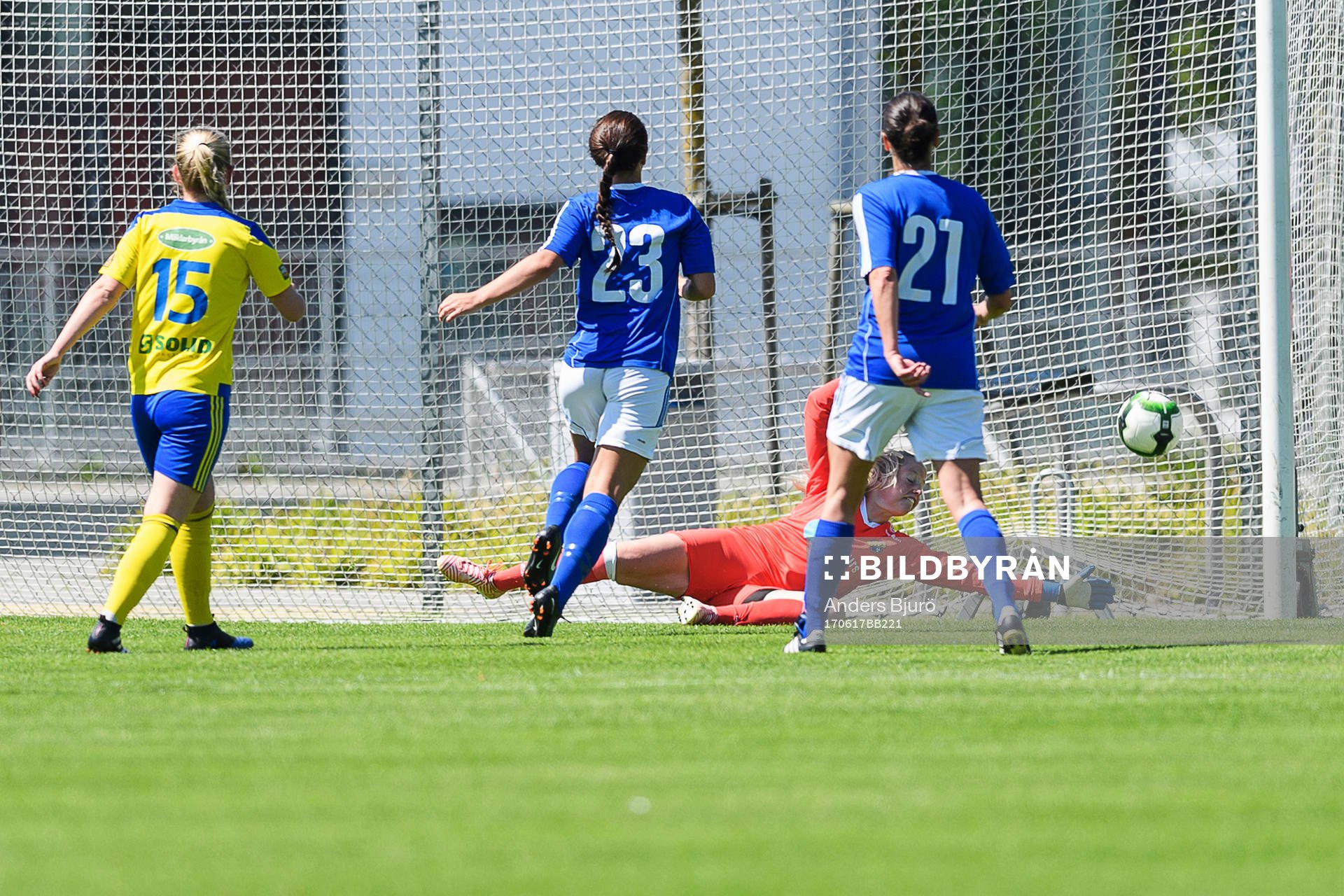 Stattenas Stephanie Petersson (ej i bild) gör 1-1