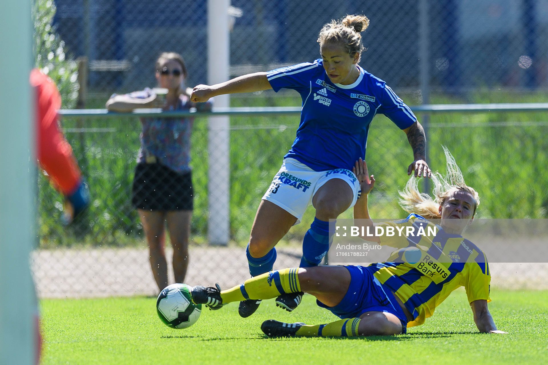 Stattenas Isabelle Axeldal och Eskilsminnes Linnéa Tapper under fotbollsmatchen i damernas division 1 Södra Götaland mellan Stattena och Eskilsminne den 17 juni 2017 i Helsingborg.