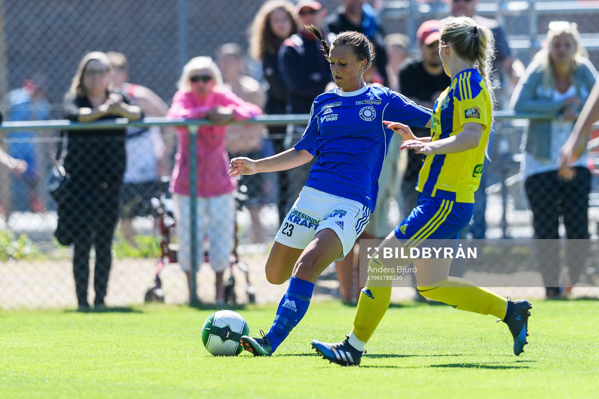 Stattenas Isabelle Axeldal under fotbollsmatchen i damernas division 1 Södra Götaland mellan Stattena och Eskilsminne den 17 juni 2017 i Helsingborg.