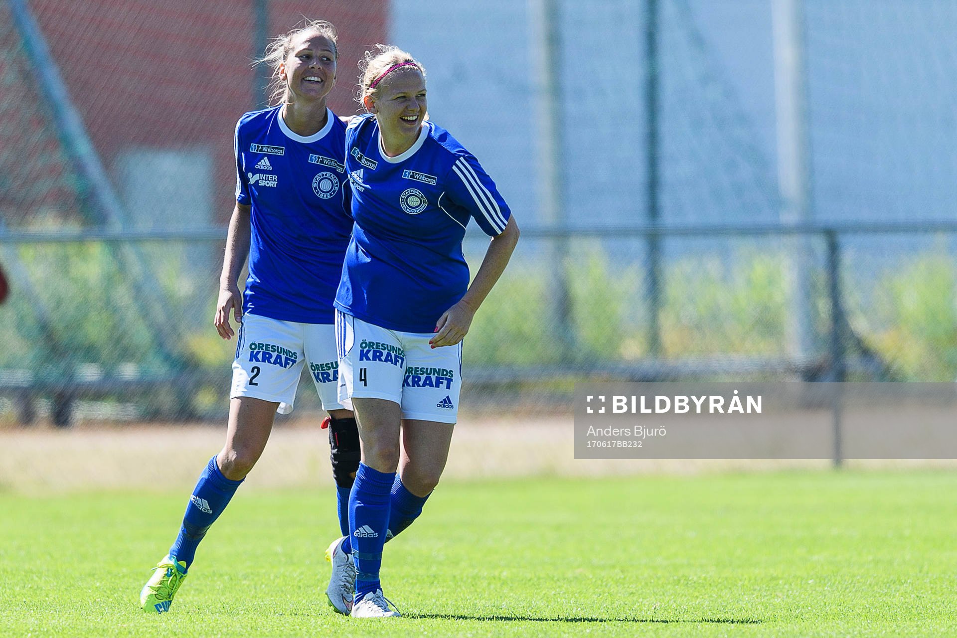 Stattenas Josefine Wiksell och Ellen Pigg jublar