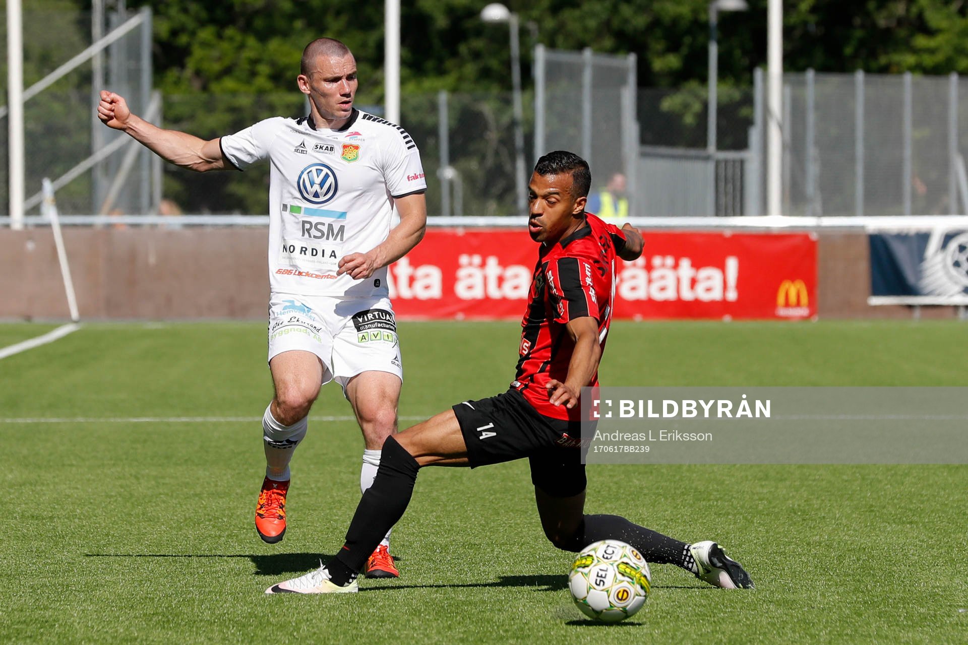 GAIS James Sinclair mot försvarande Brommapojkarnas Joel