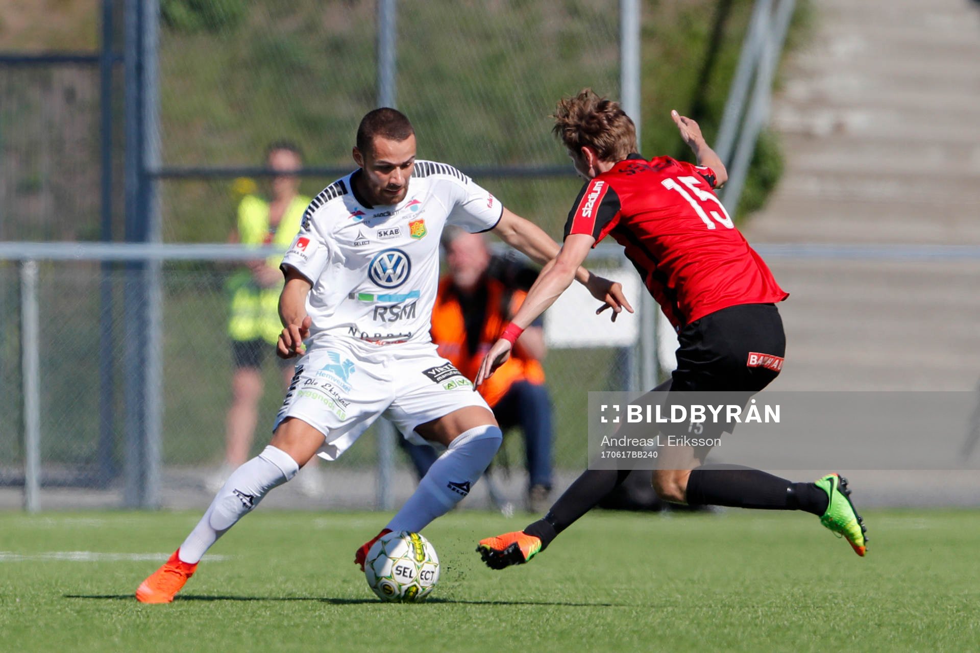 GAIS Malkolm Moenza driver bollen mot Brommapojkarnas Johan