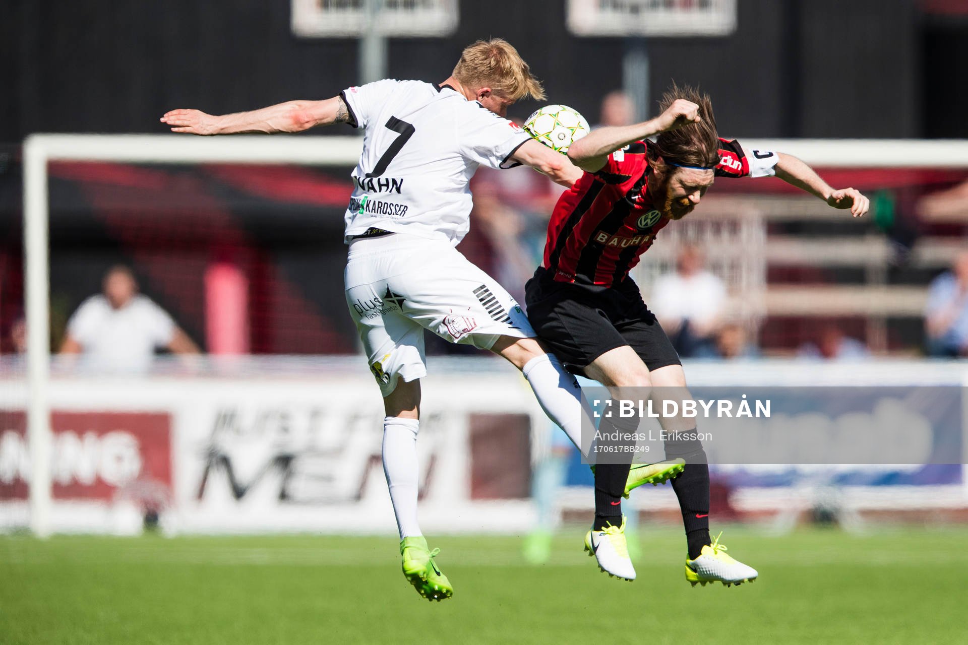 GAIS Johan Svahn i en nickduell med Brommapojkarnas Markus