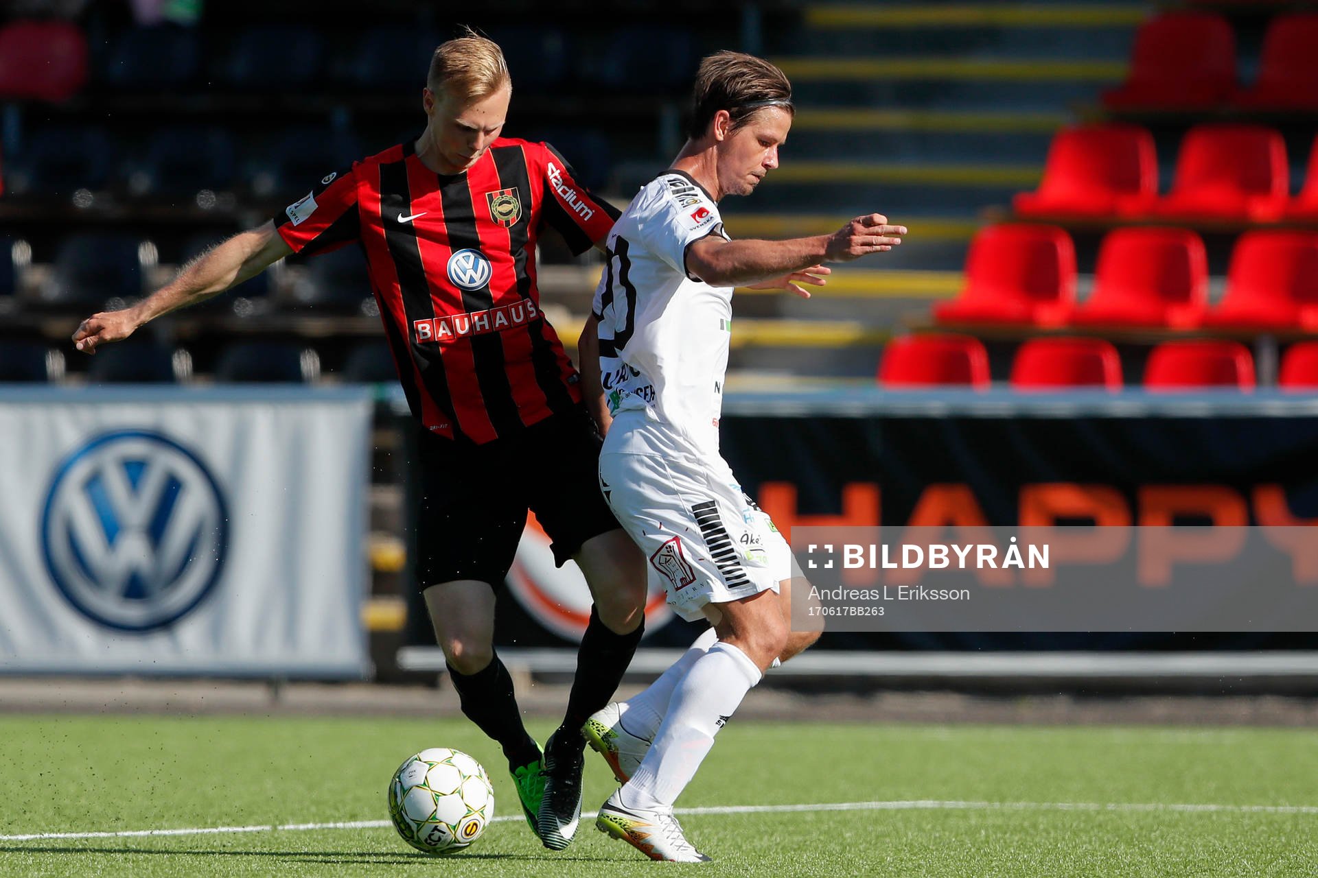 Brommapojkarnas Tim Söderström i kamp om bollen med GAIS
