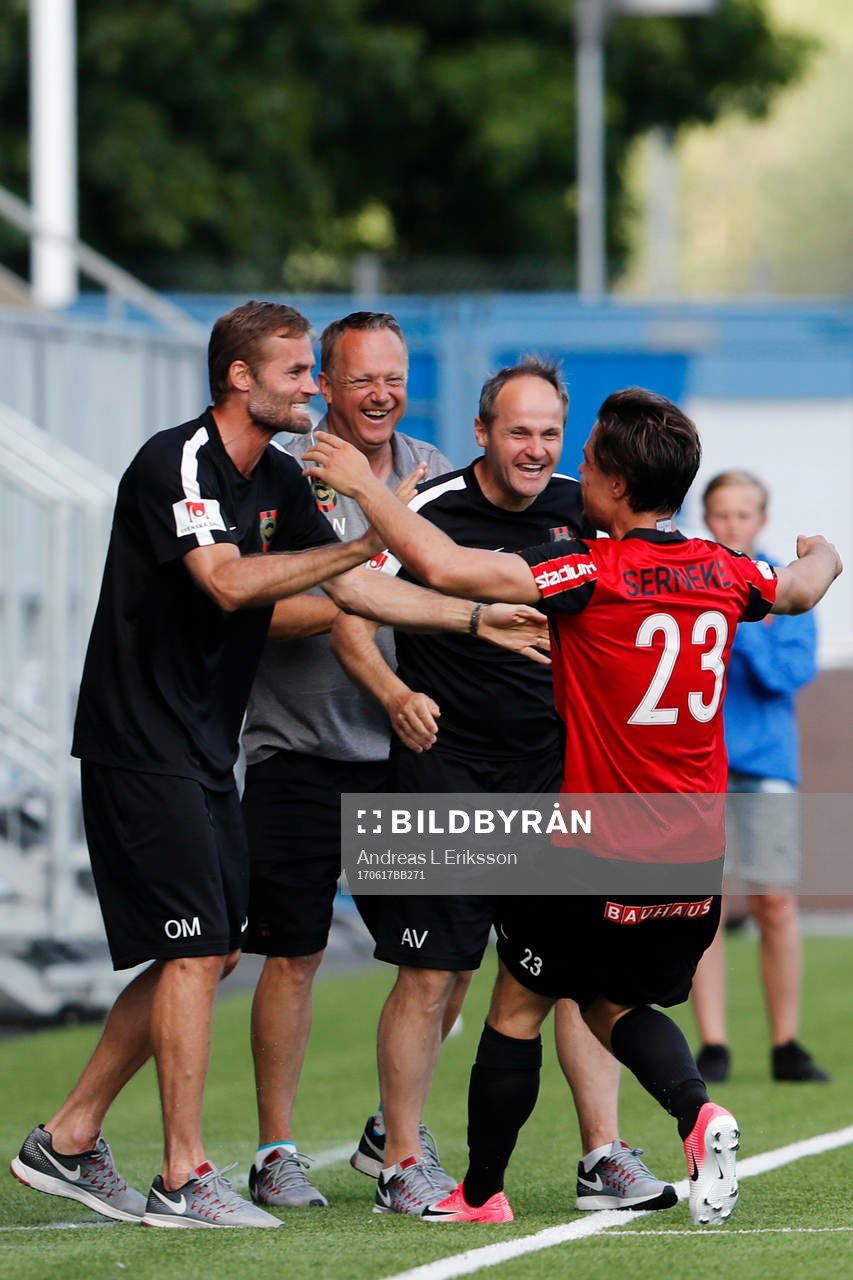 Brommapojkarnas tränare Olof Mellberg och assisterande tränare Azrudin Valentic jublar med Erik Figueroa efter att han gjort 2-0-målet under fotbollsmatchen i Superettan mellan Brommapojkarna och GAIS den 17 juni 2017 i Stockholm.