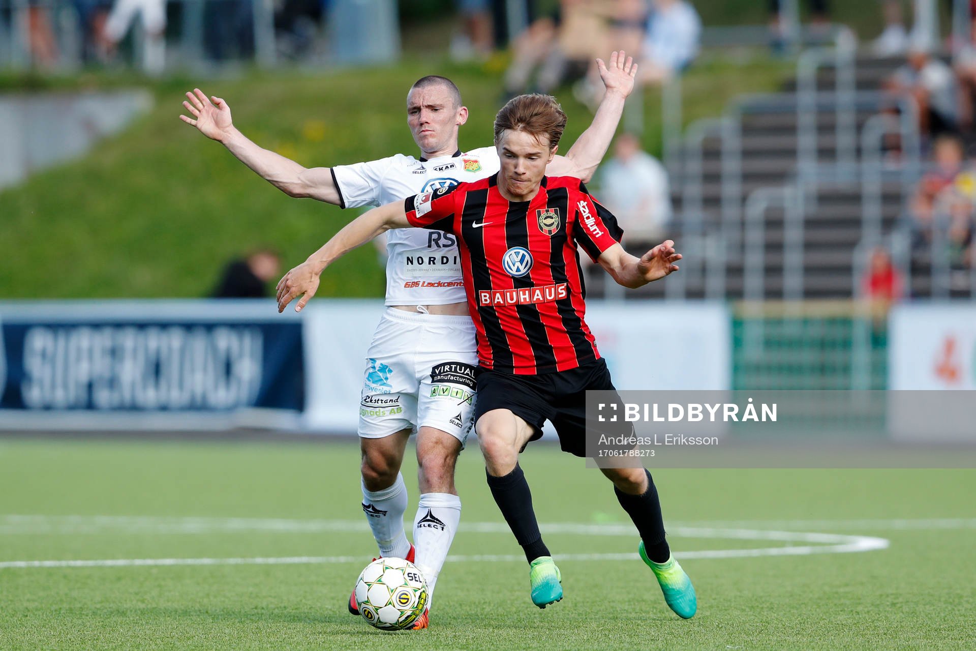 GAIS James Sinclair i kamp om bollen med Brommapojkarnas Jacob Ortmark under fotbollsmatchen i Superettan mellan Brommapojkarna och GAIS den 17 juni 2017 i Stockholm.