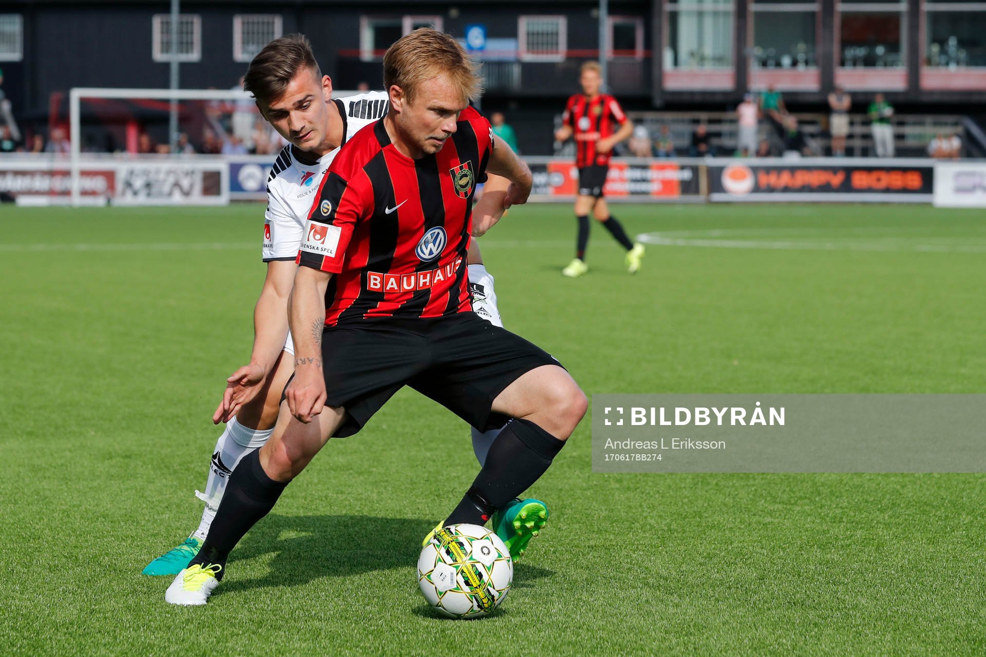 GAIS Ajdin Zeljkovic i kamp om bollen med Brommapojkarnas