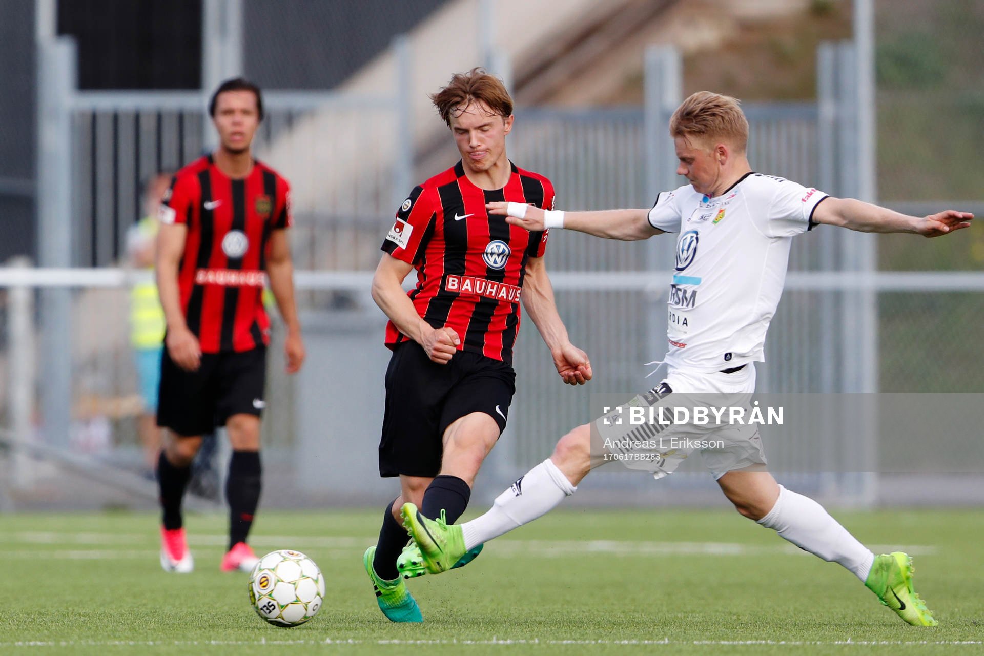 GAIS Johan Svahn kastar sig framför Brommapojkarnas Jacob