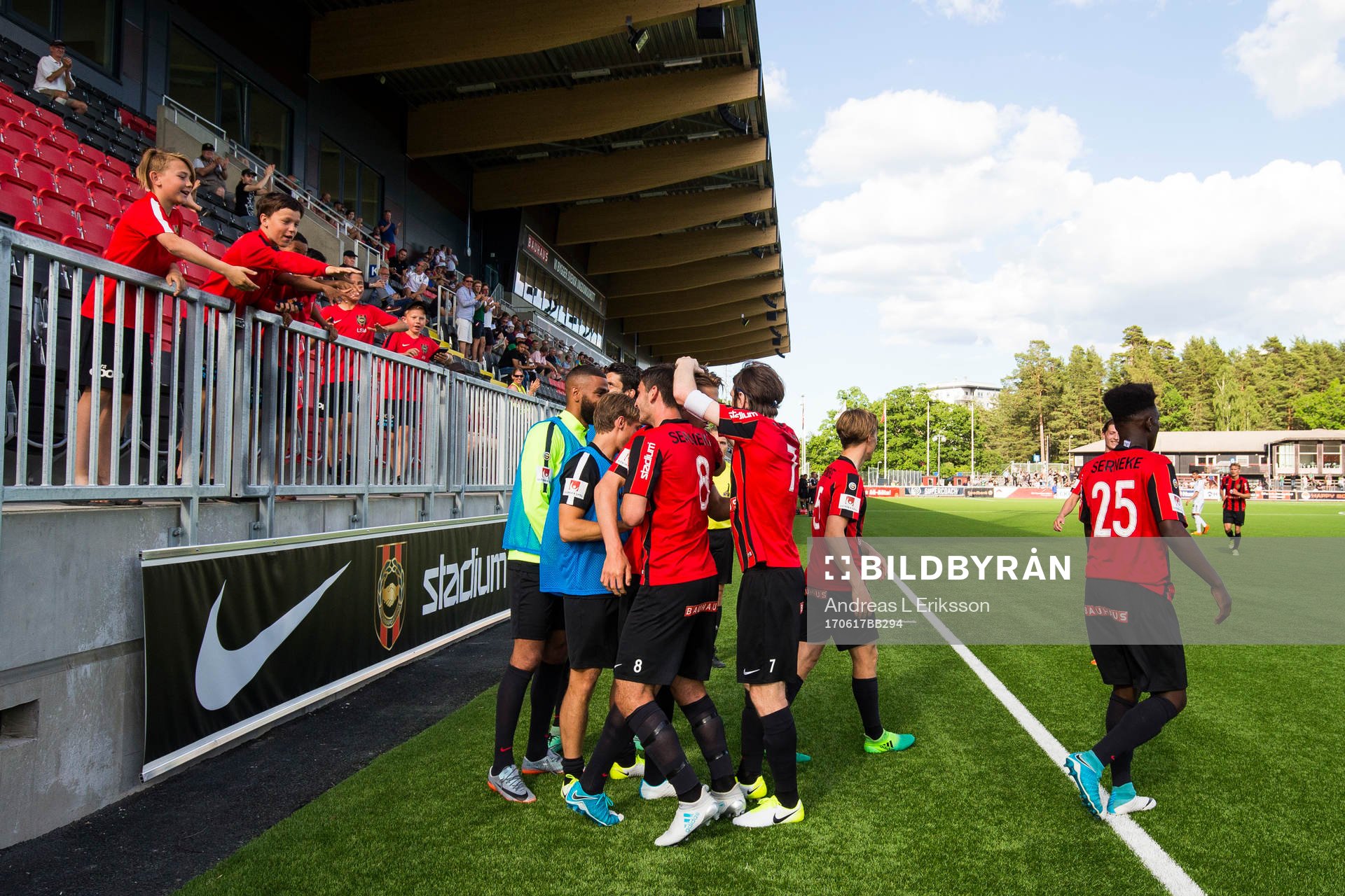 Brommapojkarnas Viktor Gyökeres (ej i bild) jublar