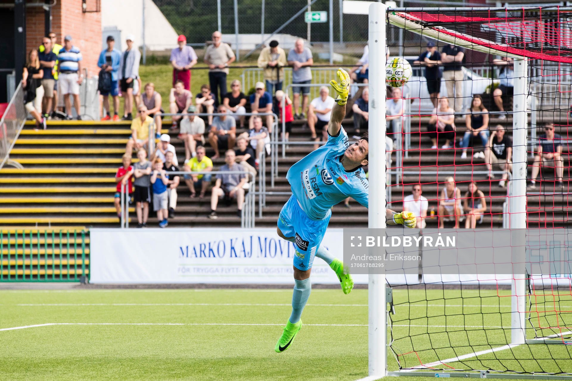 GAIS målvakt Damir Mehic släpper in 2-0 på en frispark