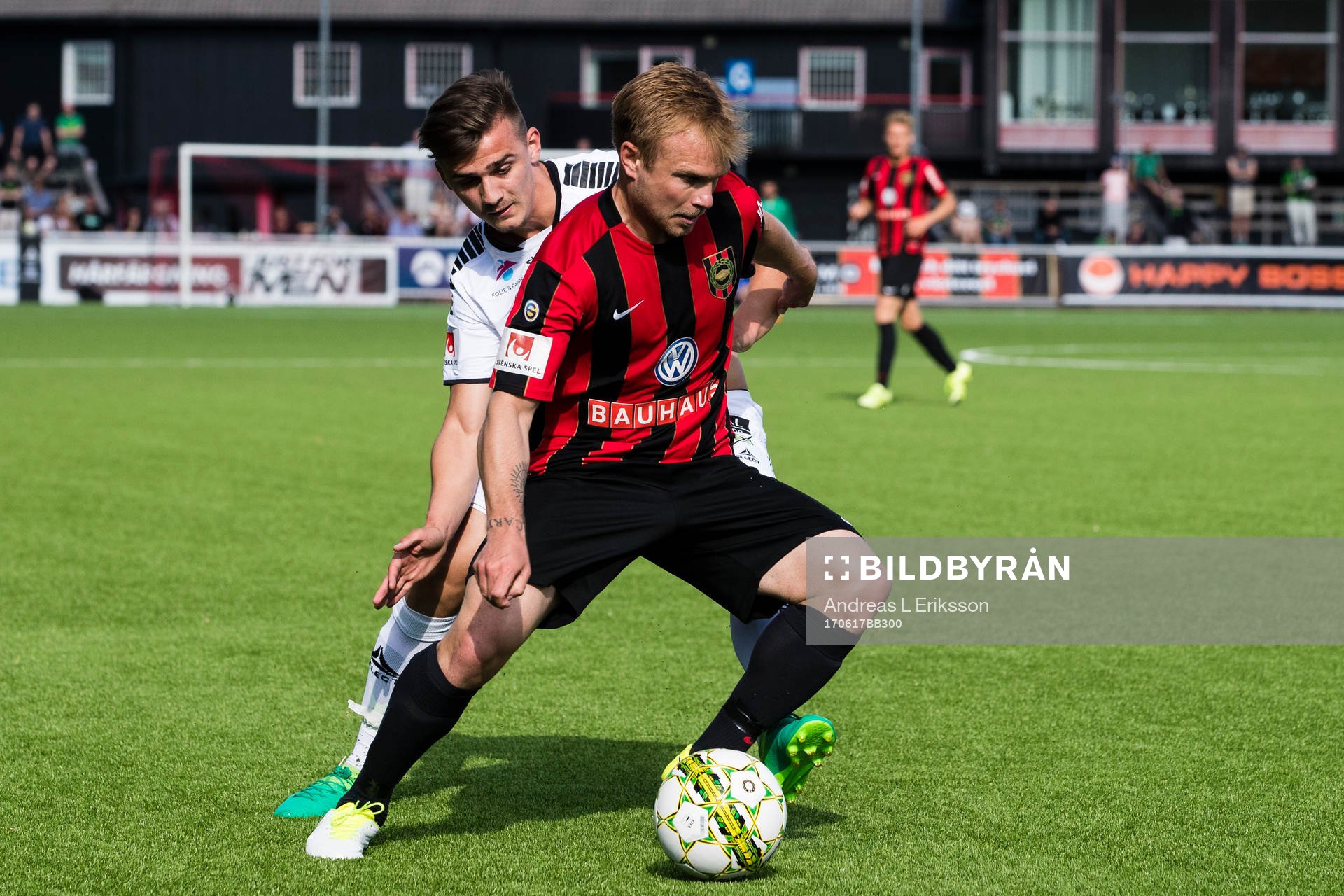 GAIS Ajdin Zeljkovic i kamp om bollen med Brommapojkarnas