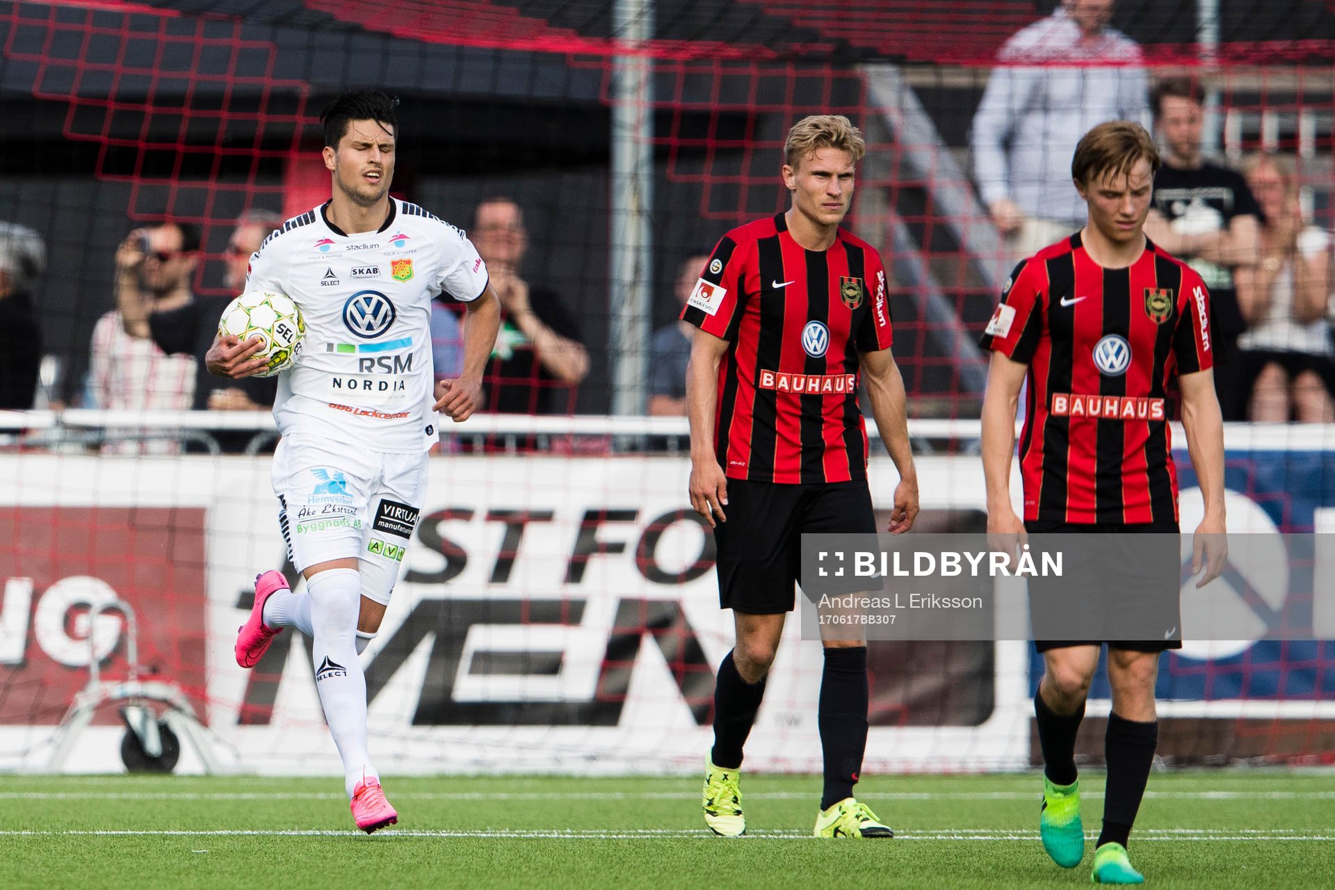 GAIS Luka Mijaljevic hämtar bollen