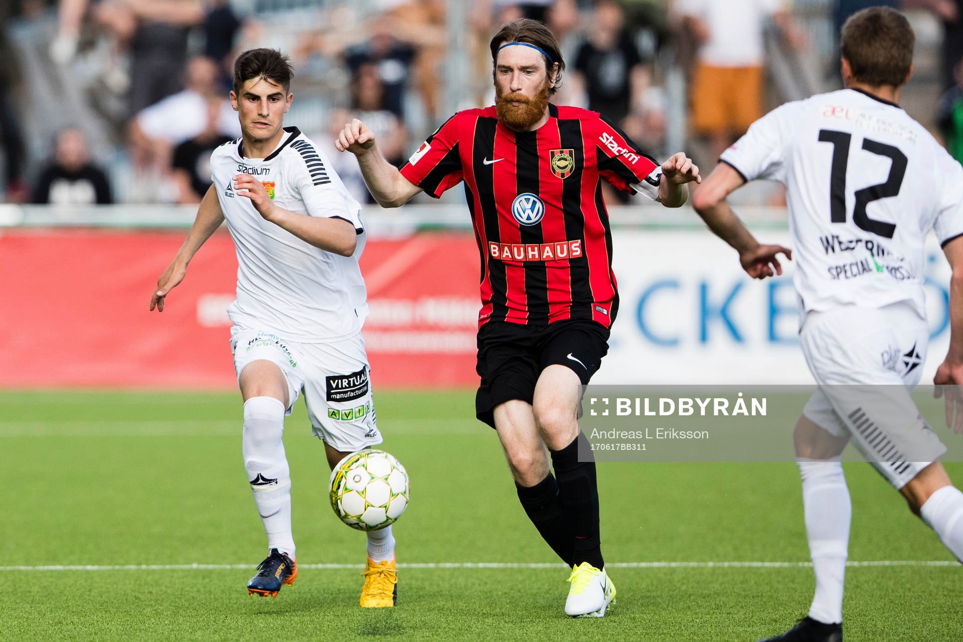 GAIS Emin Grozdanic i kamp om bollen med Brommapojkarnas