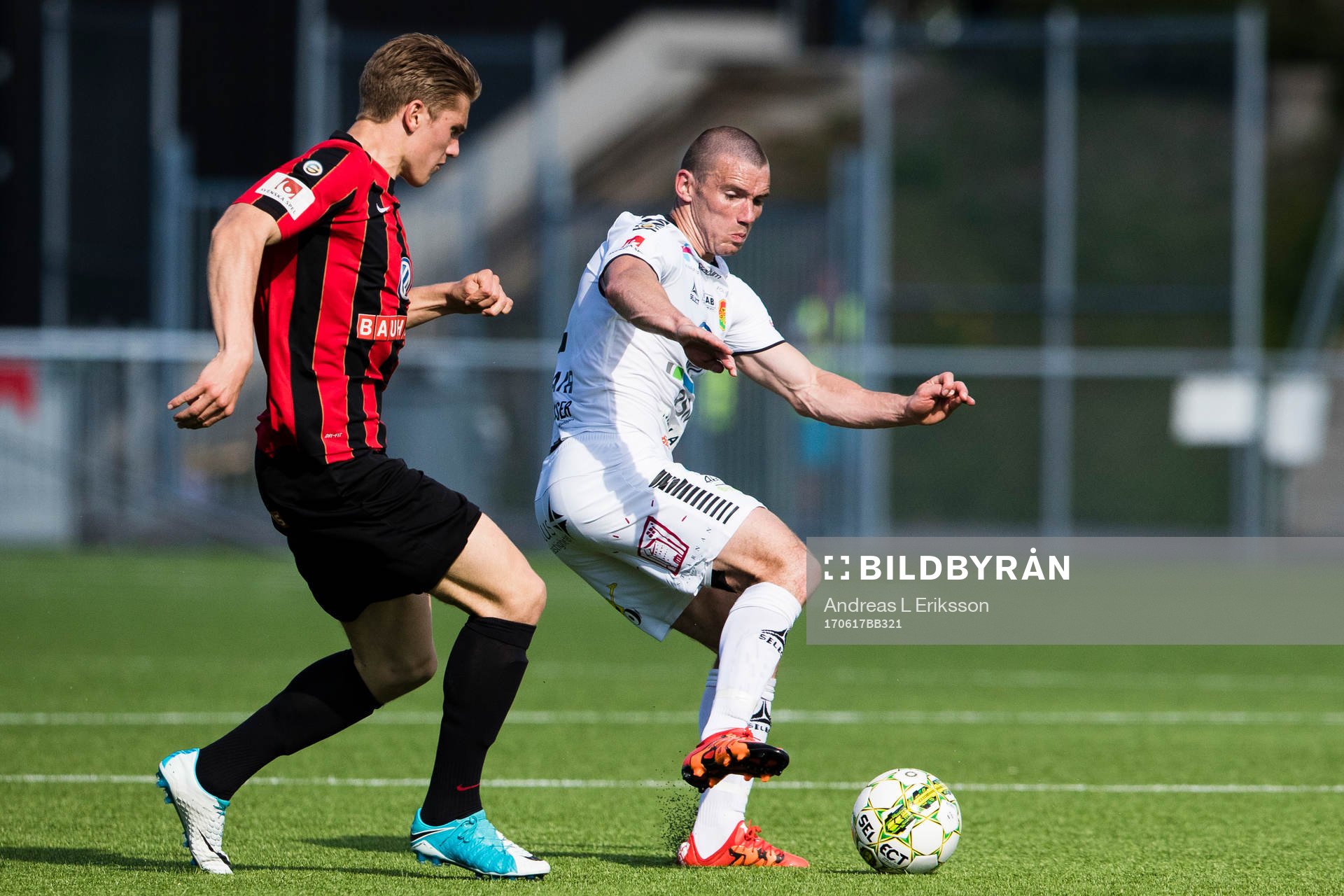 Brommapojkarnas Viktor Gyökeres i kamp om bollen med GAIS
