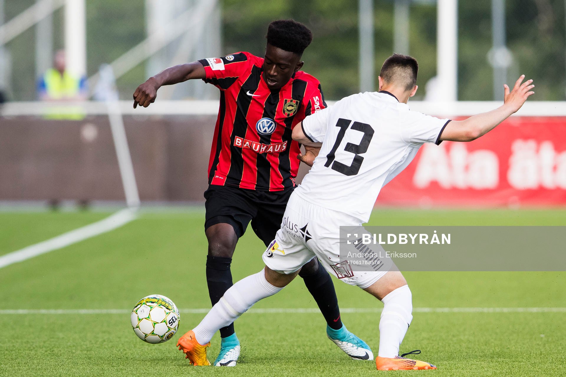 Brommapojkarnas Jack Lahne i kamp om bollen med GAIS Emin