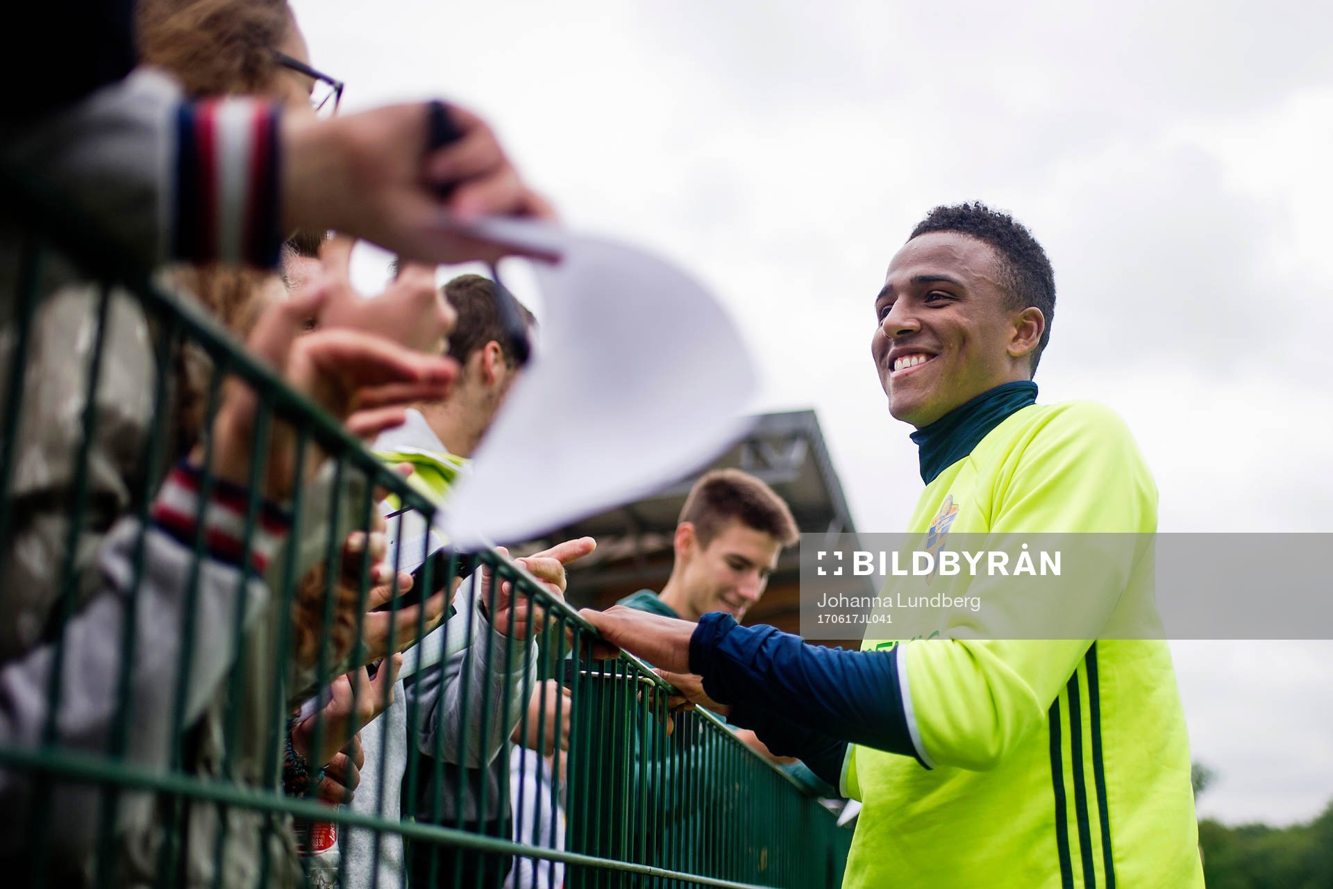 Niclas Eliasson skriver autografer