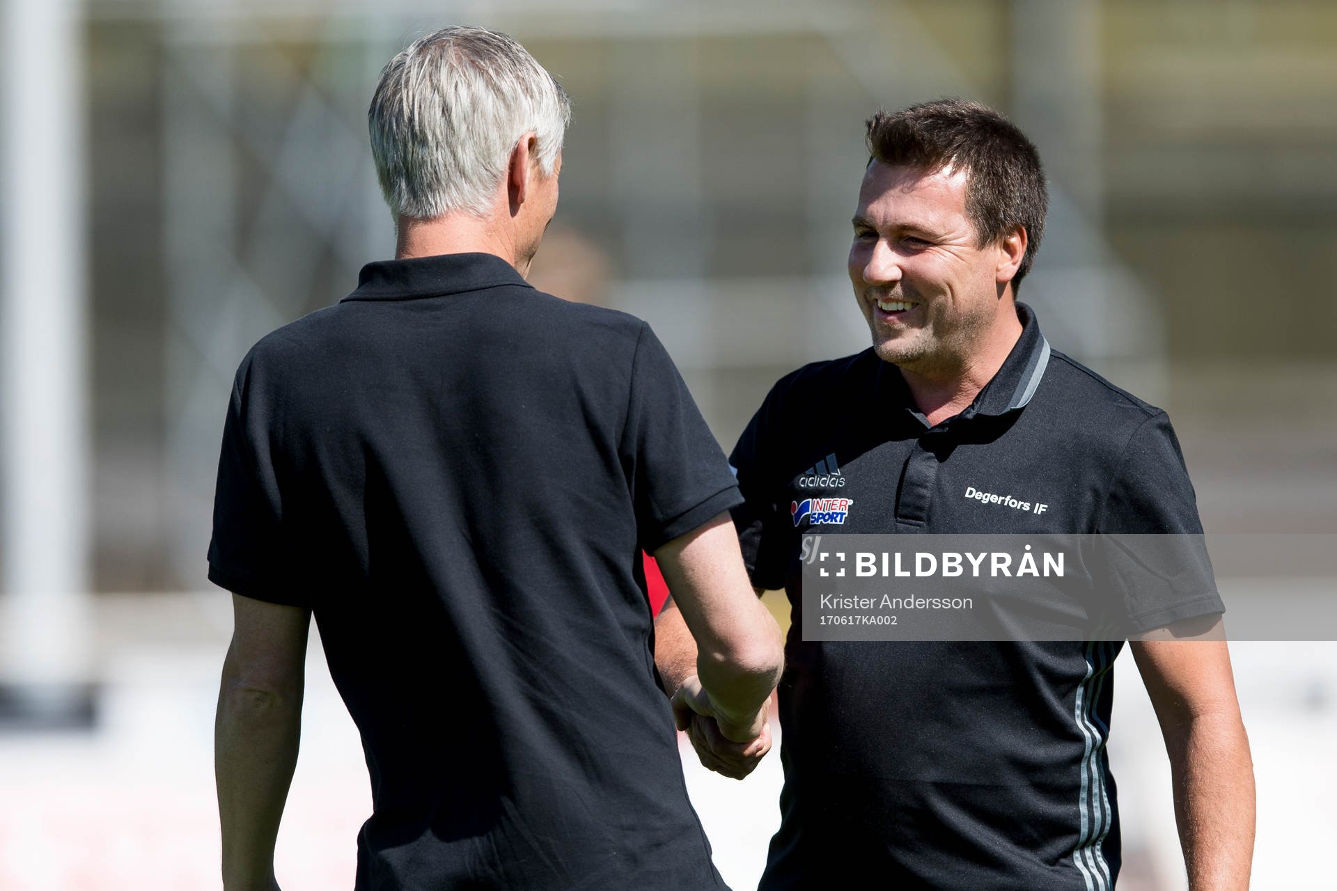 Degerfors tränare Stefan Jacobsson hälsar på Varbergs