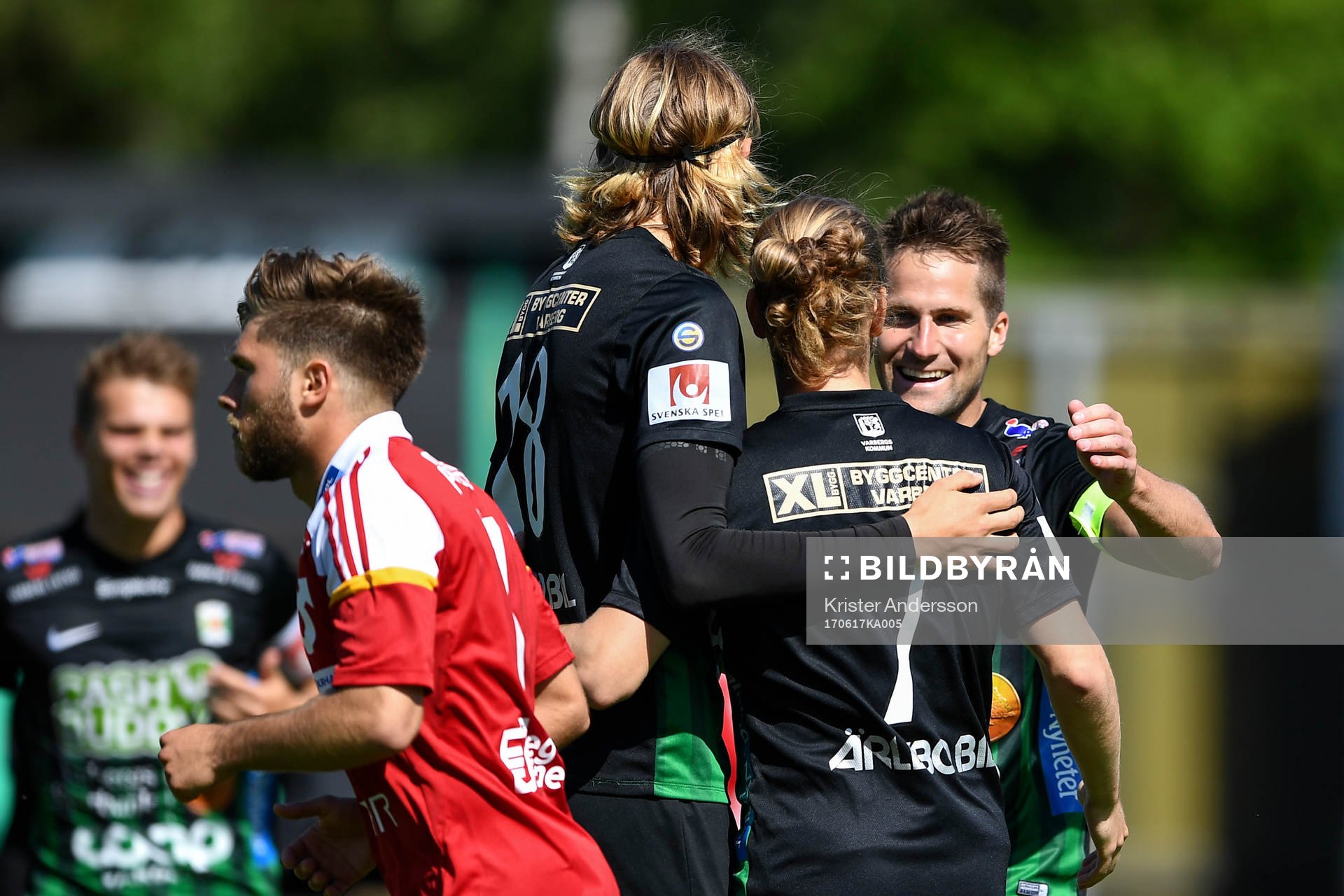 Varbergs Oliver Silverholt (mitten) jublar med lagkamrater